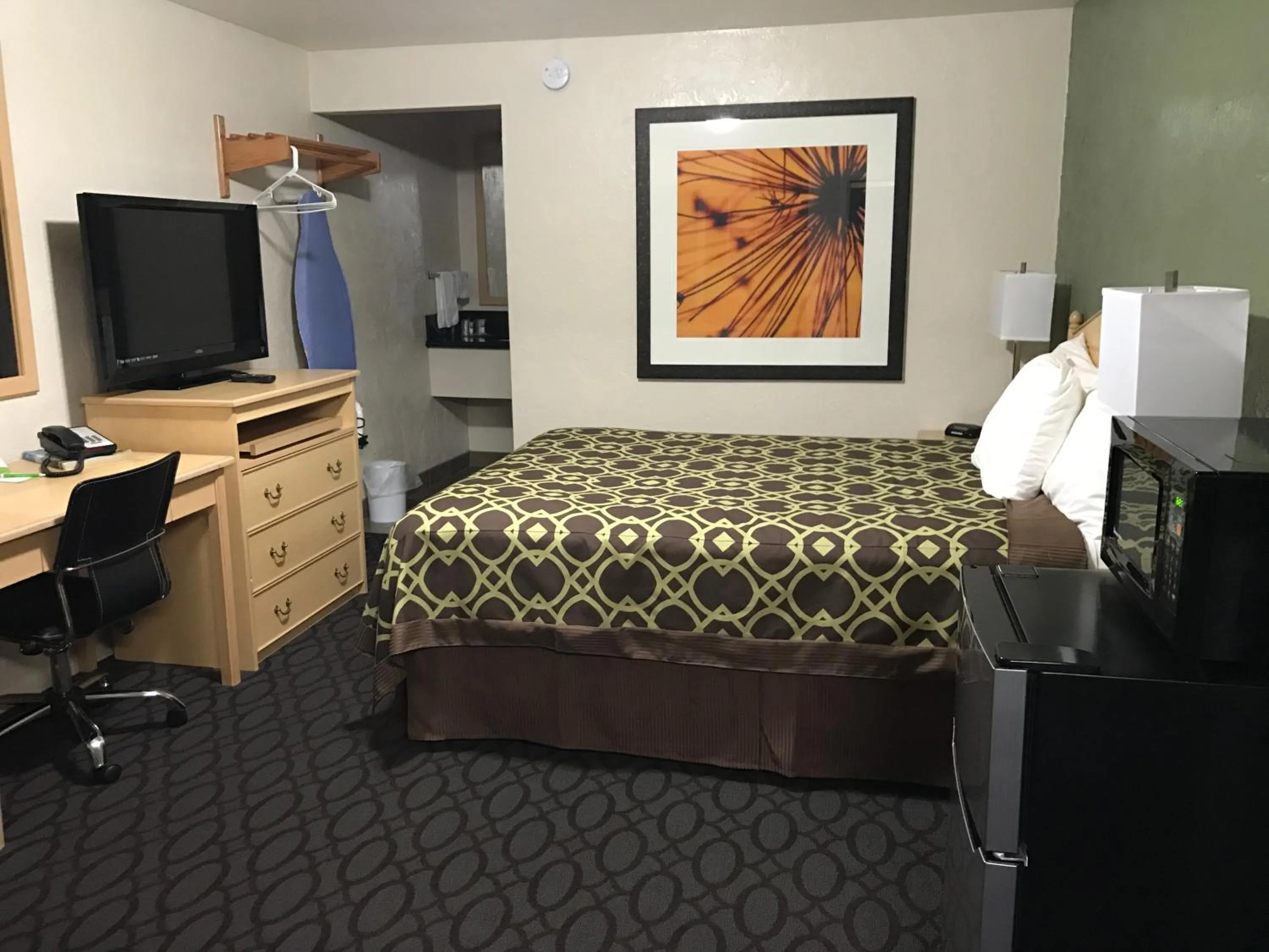 Living room, Bed in Downtown Inn