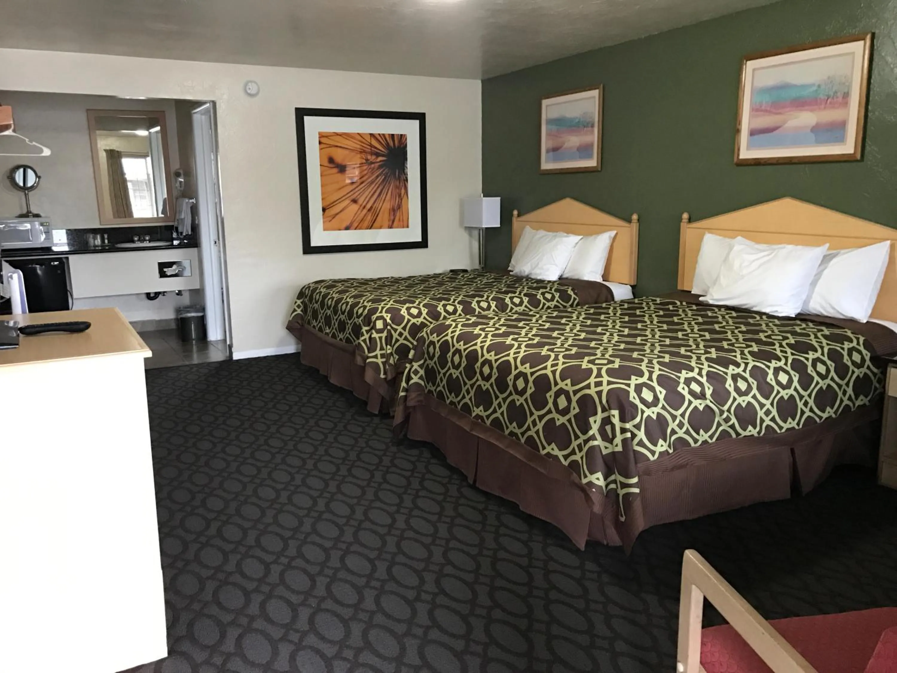 Living room, Bed in Downtown Inn