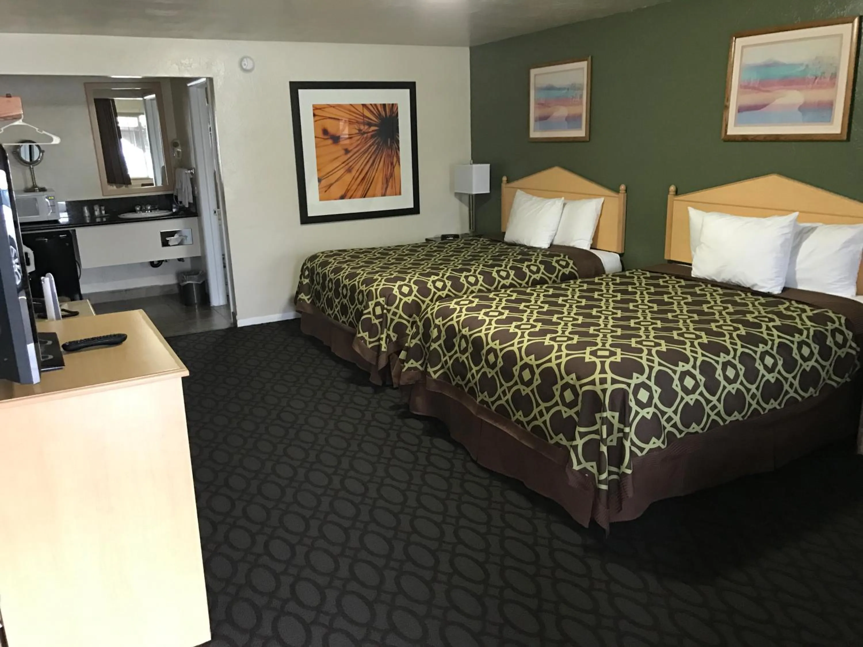 Living room, Bed in Downtown Inn