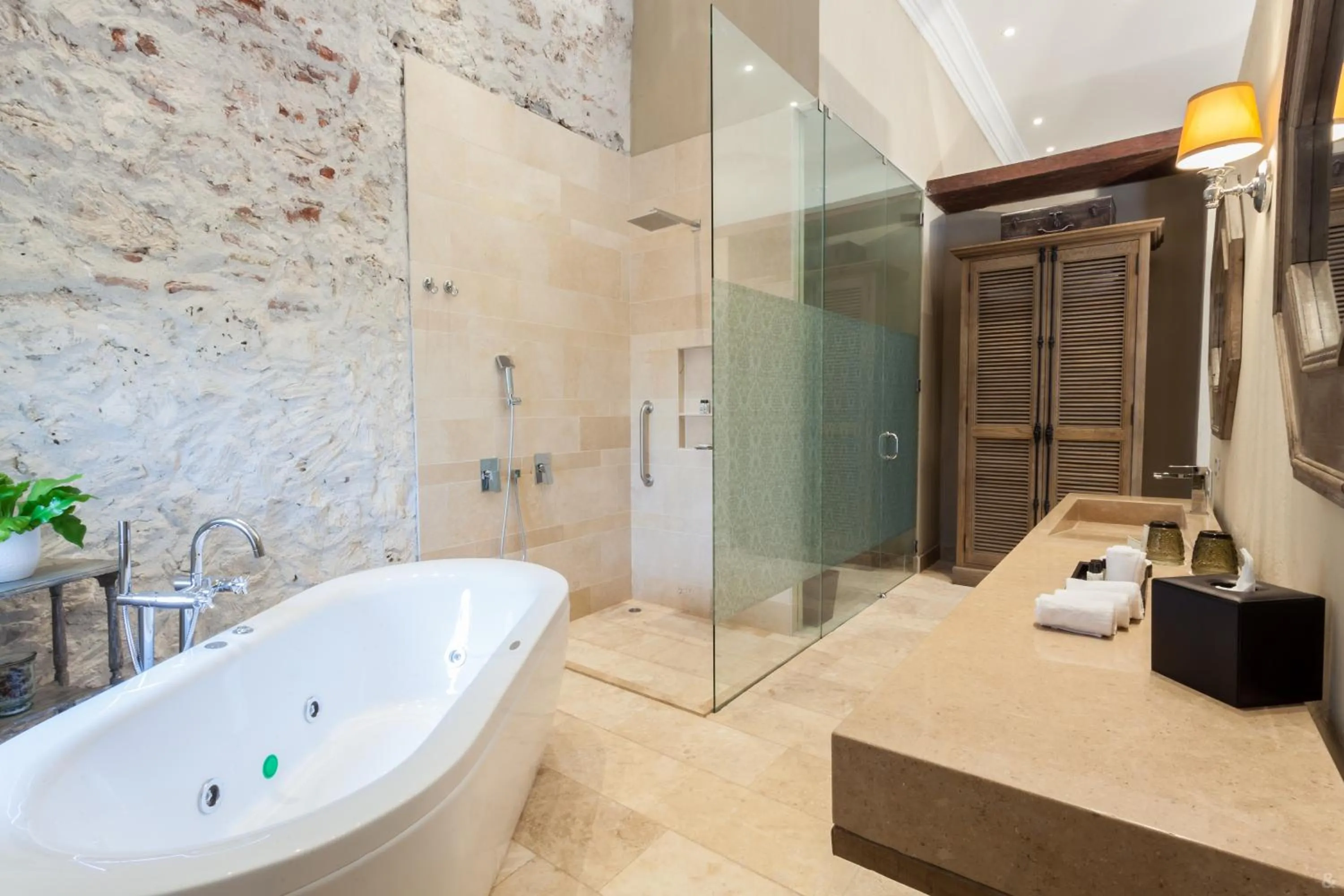 Shower in Bastión Luxury Hotel