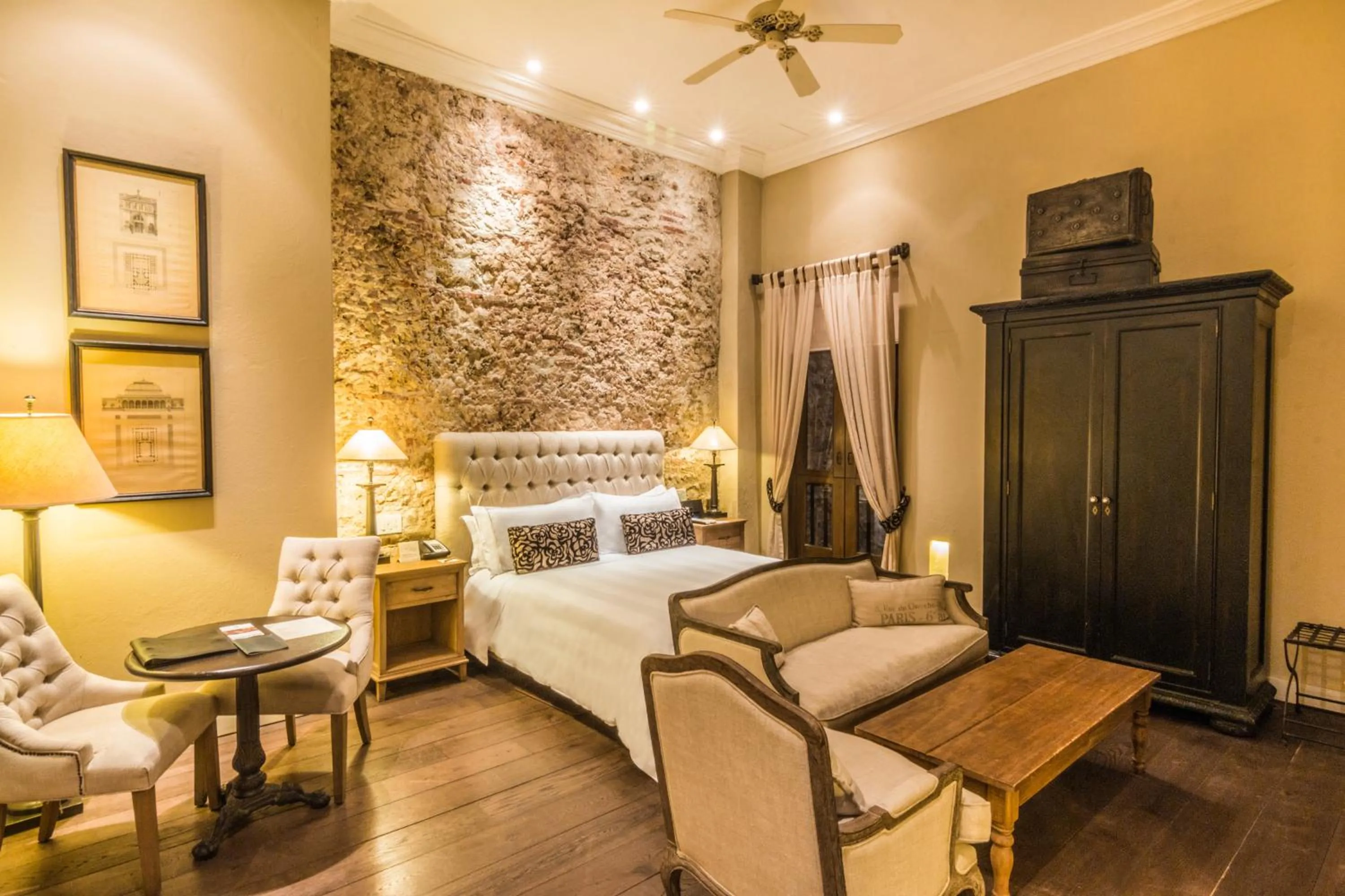 Property building, Bed in Bastión Luxury Hotel