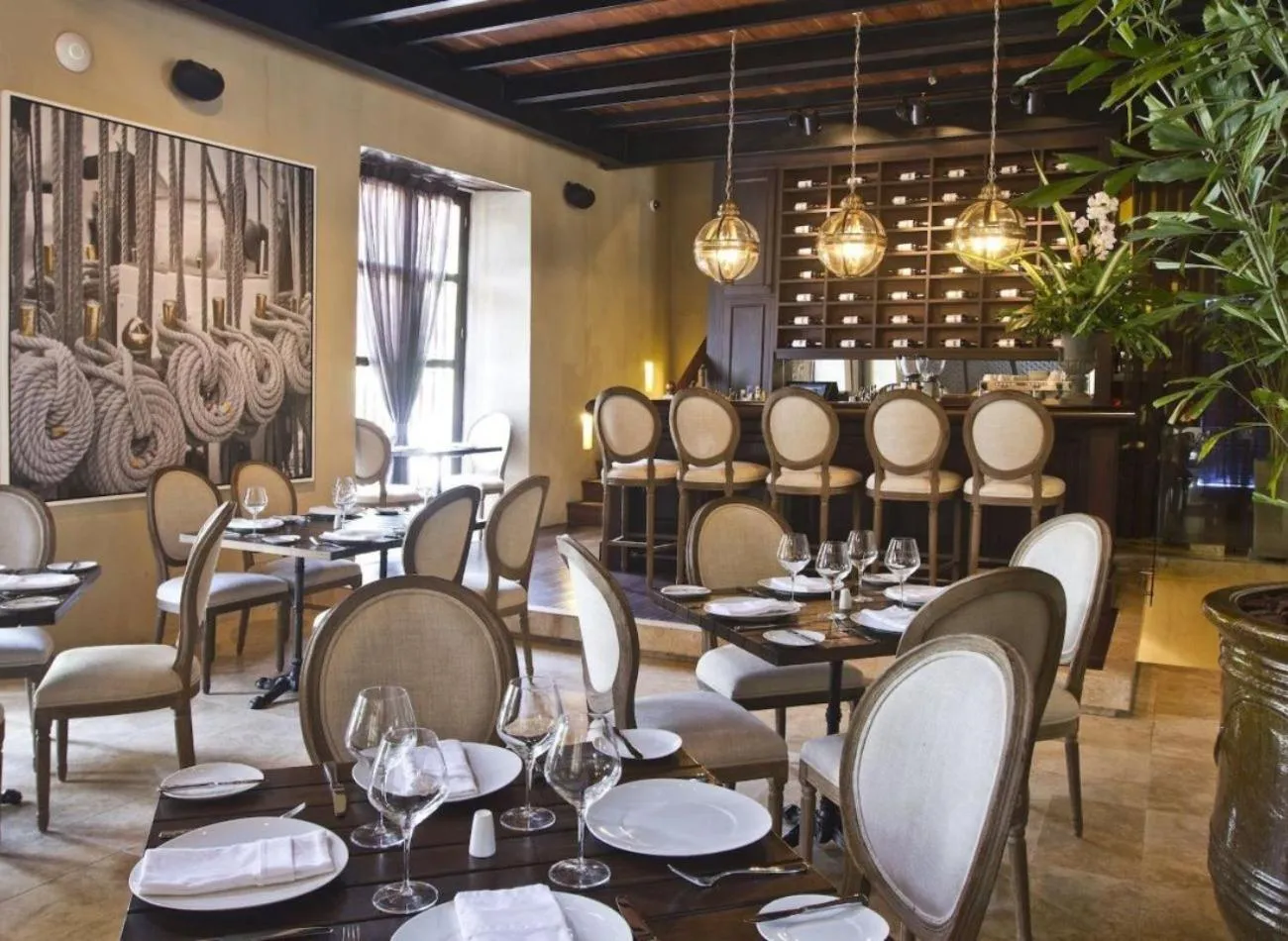 Restaurant/places to eat in Bastión Luxury Hotel