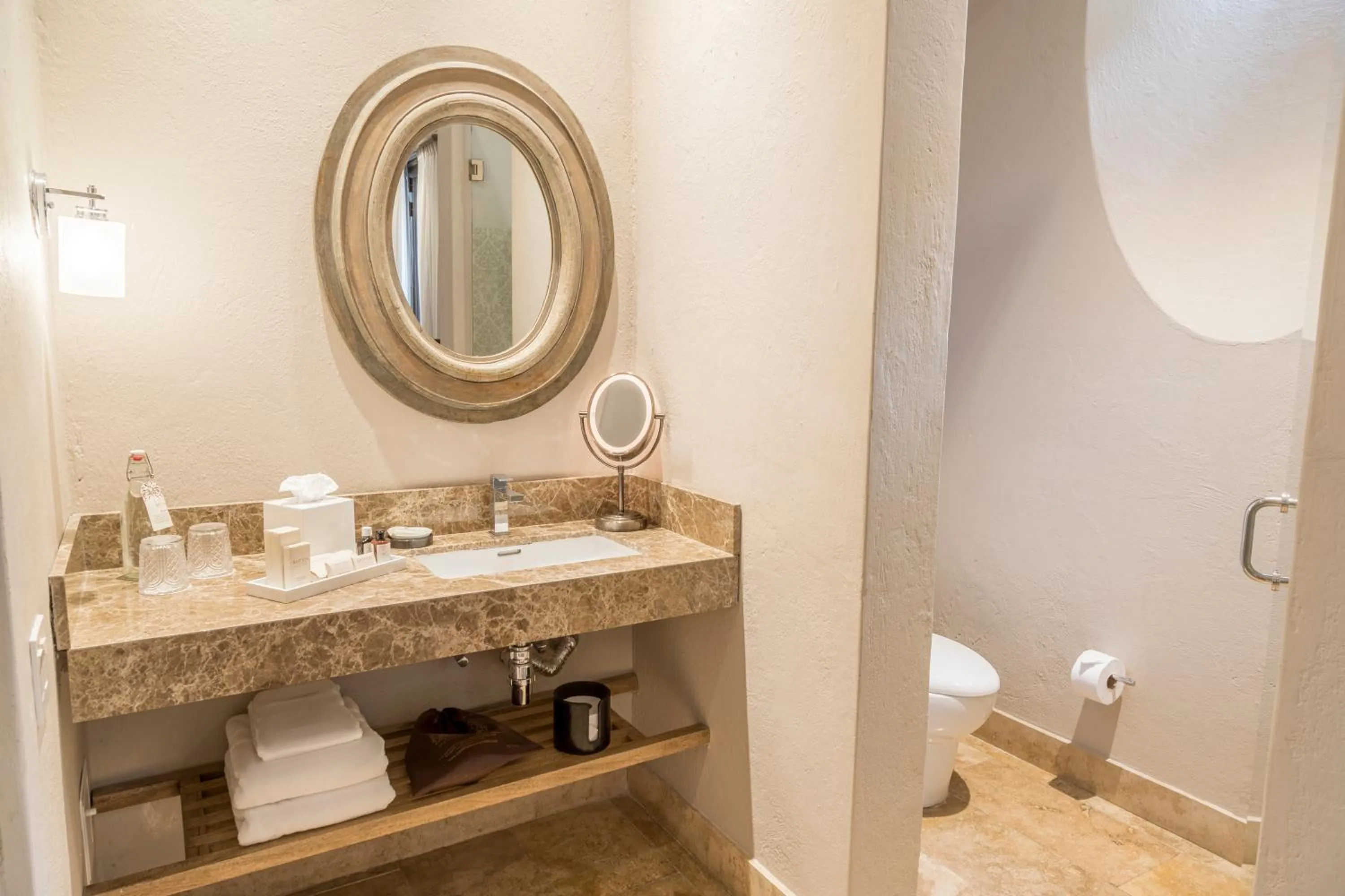 Shower in Bastión Luxury Hotel