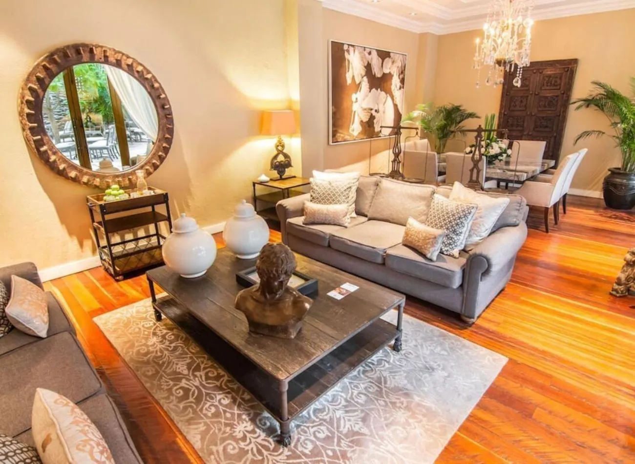 Communal lounge/ TV room in Bastión Luxury Hotel