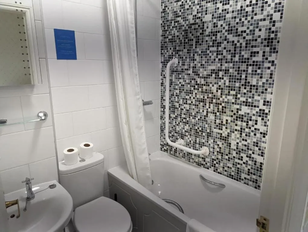 Shower in The Hermitage Hotel - OCEANA COLLECTION