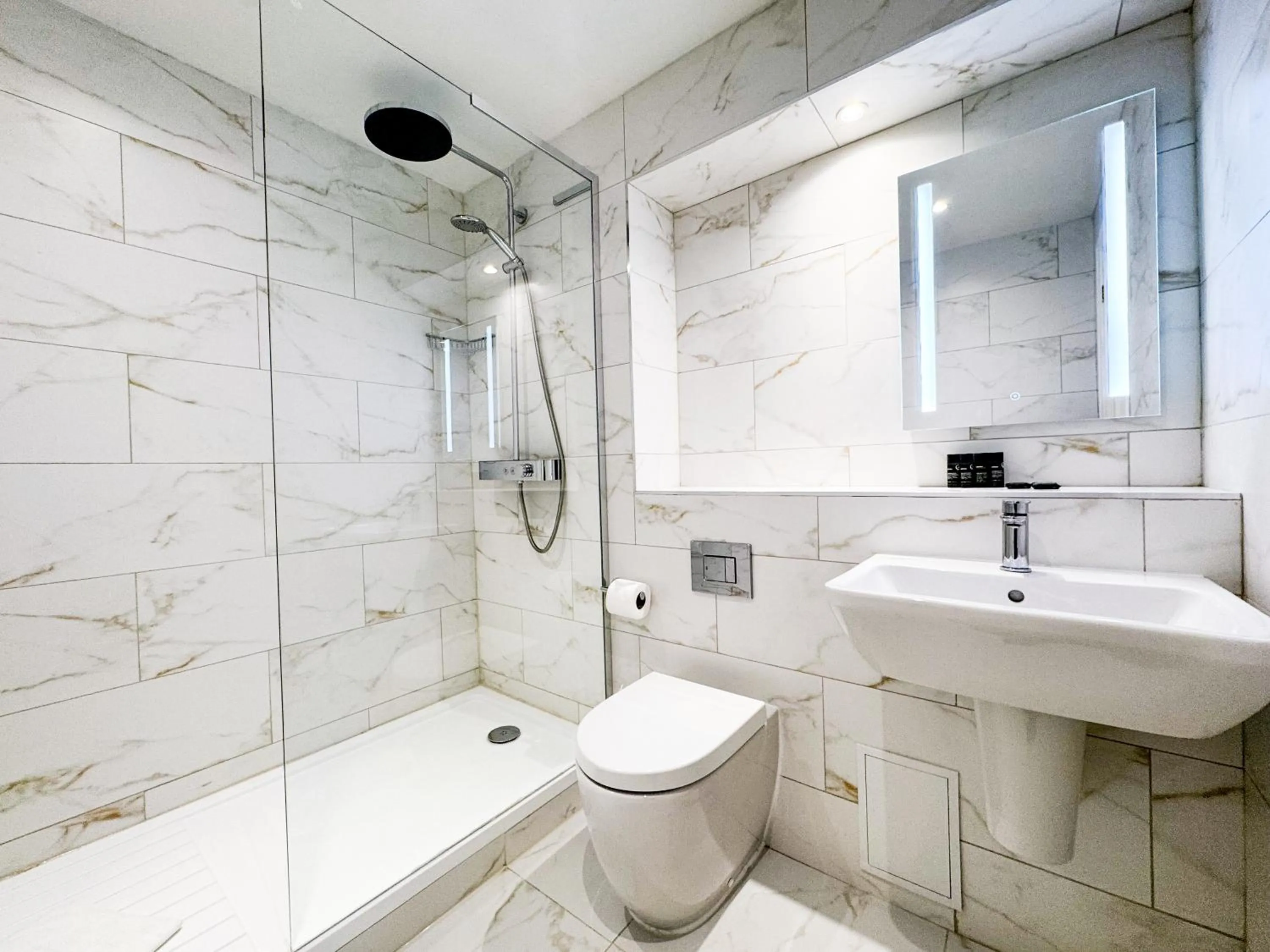 Shower in The Hermitage Hotel - OCEANA COLLECTION