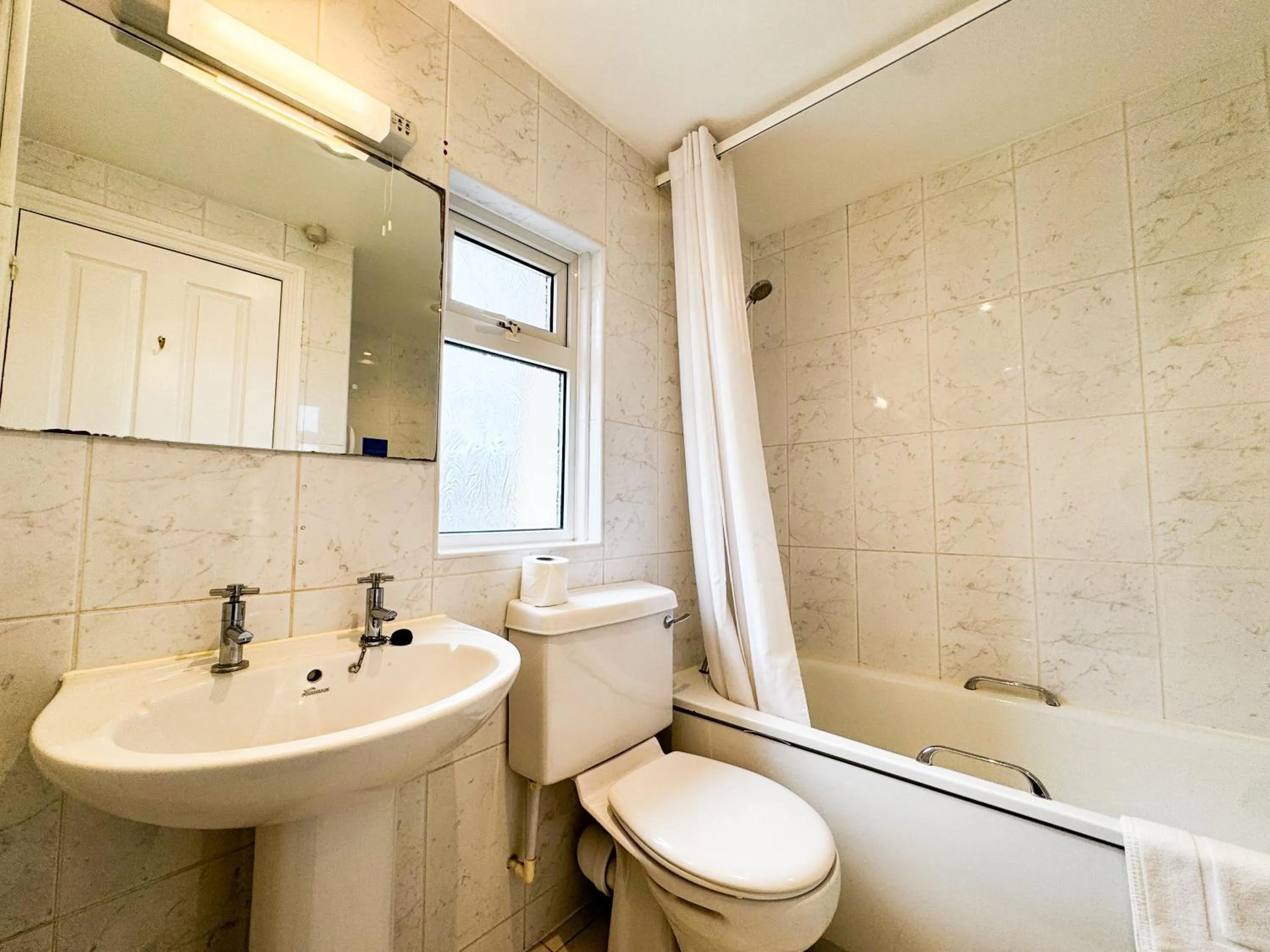 Shower in The Hermitage Hotel - OCEANA COLLECTION