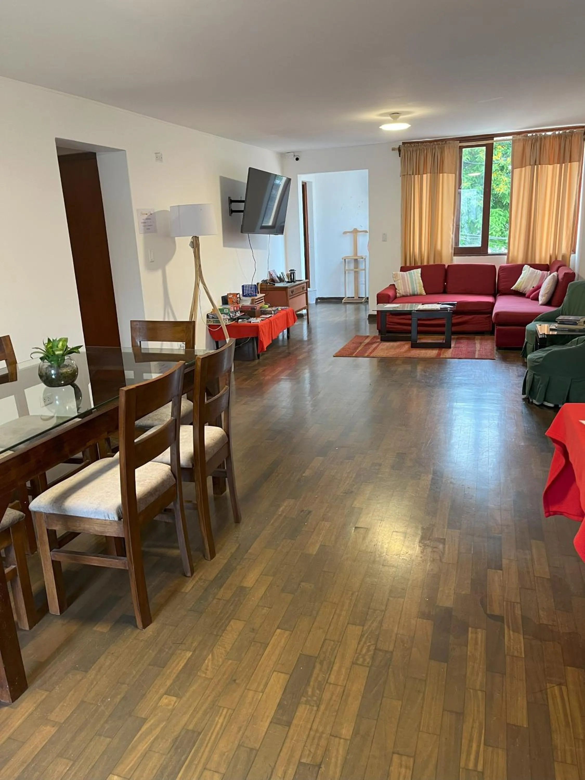 Communal lounge/ TV room in Harmony Inn Miraflores