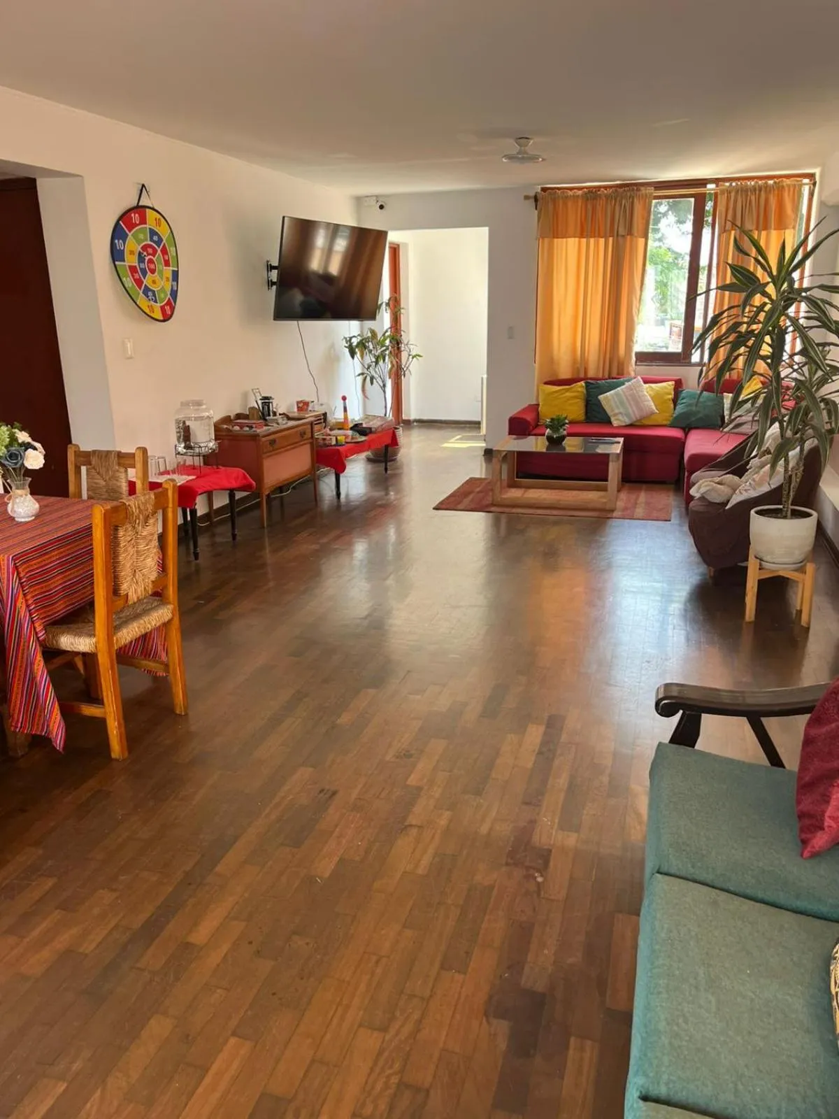 Communal lounge/ TV room in Harmony Inn Miraflores