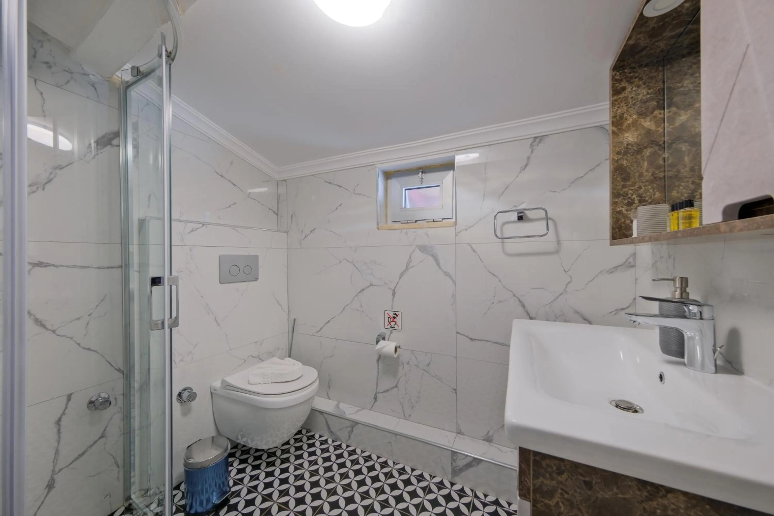 Toilet in Körfez Residence