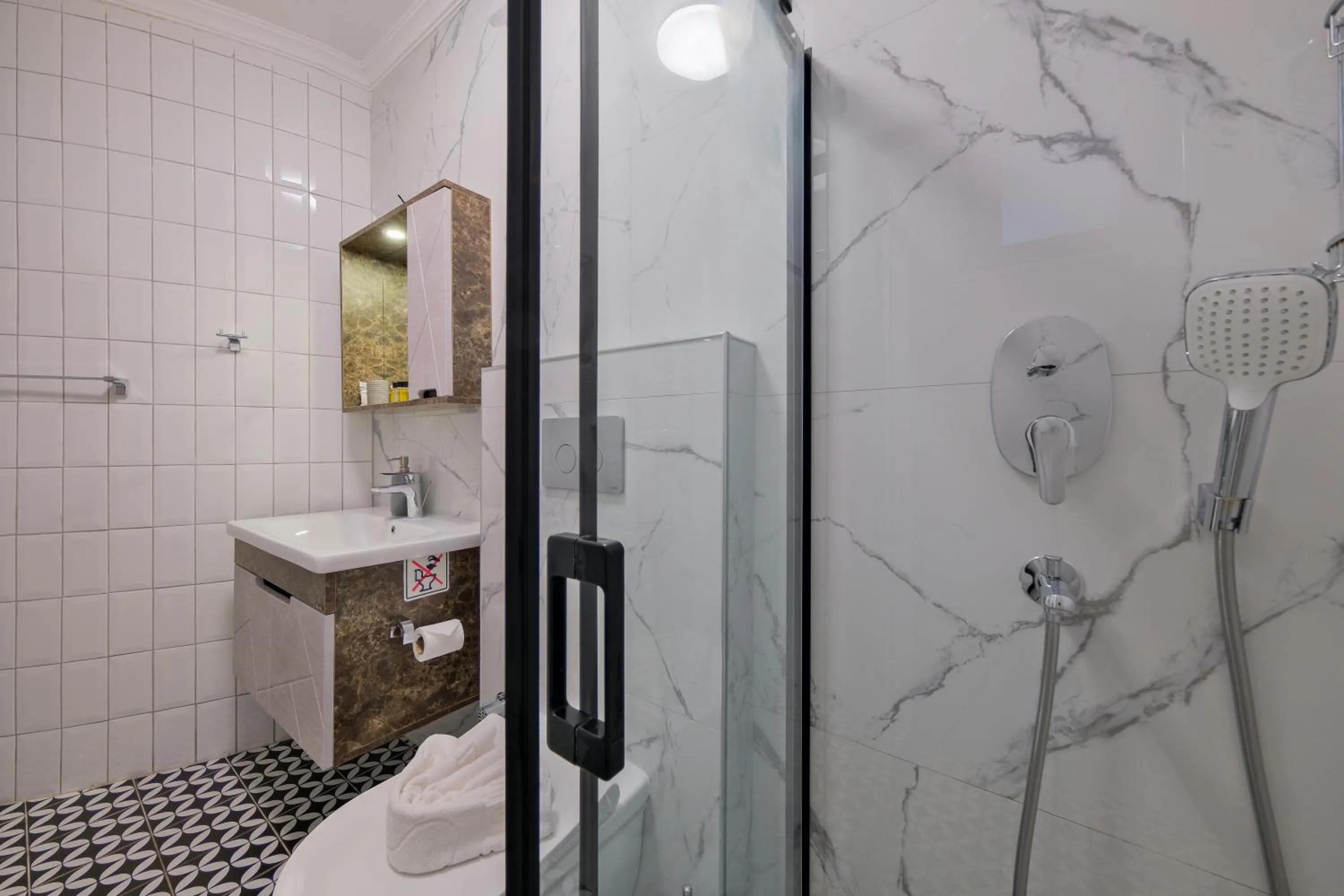 Toilet in Körfez Residence