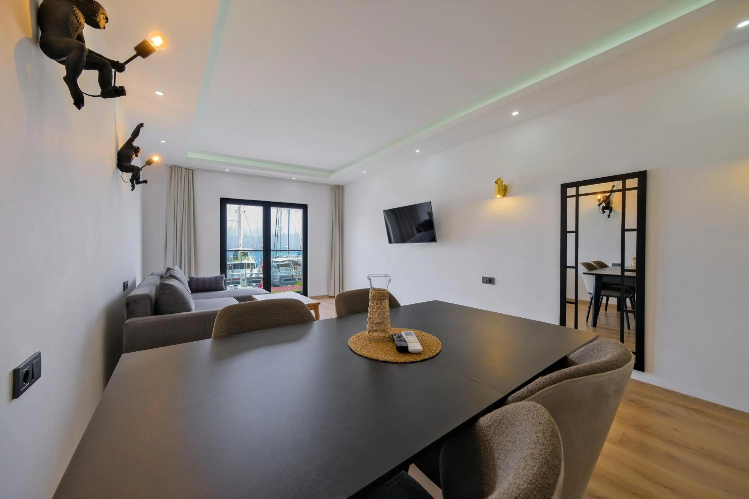 Dining area in Körfez Residence