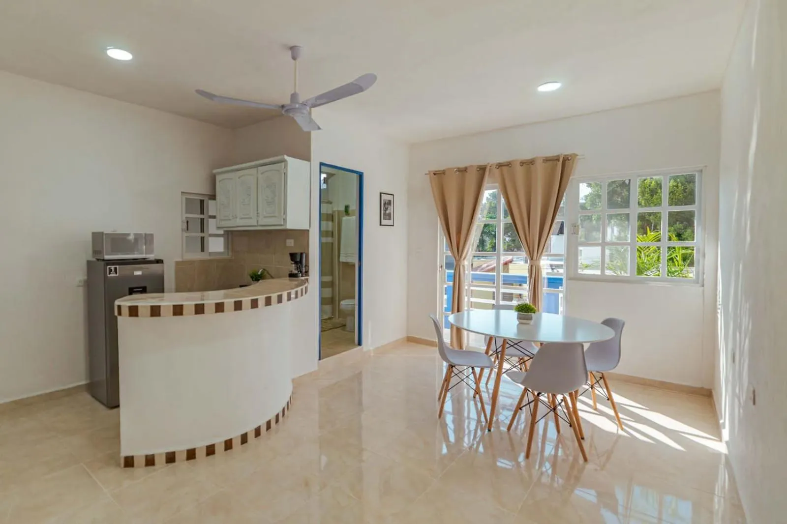 Coffee/tea facilities in Suites Ha