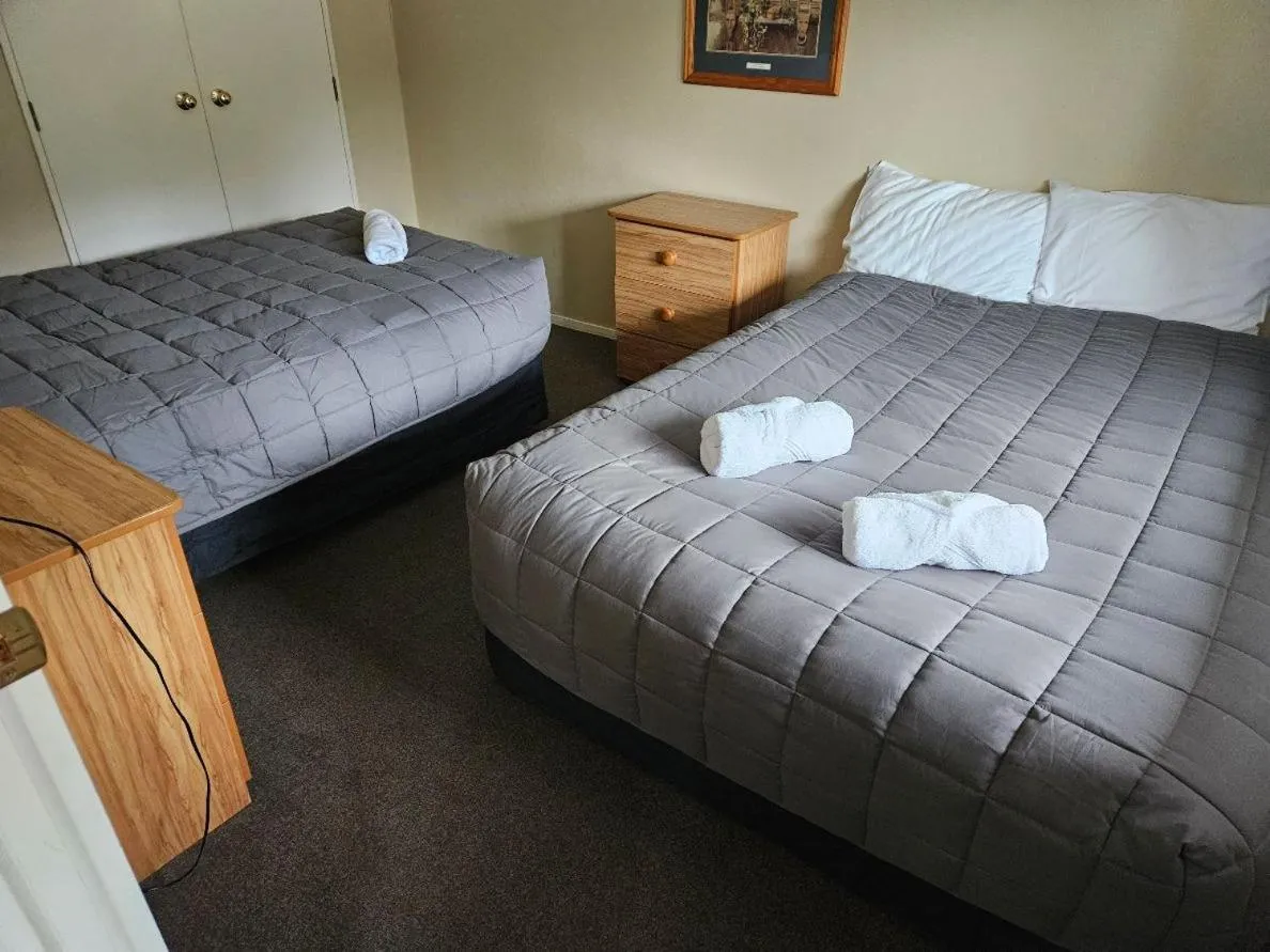 Photo of the whole room, Bed in Kiwi Park Motels