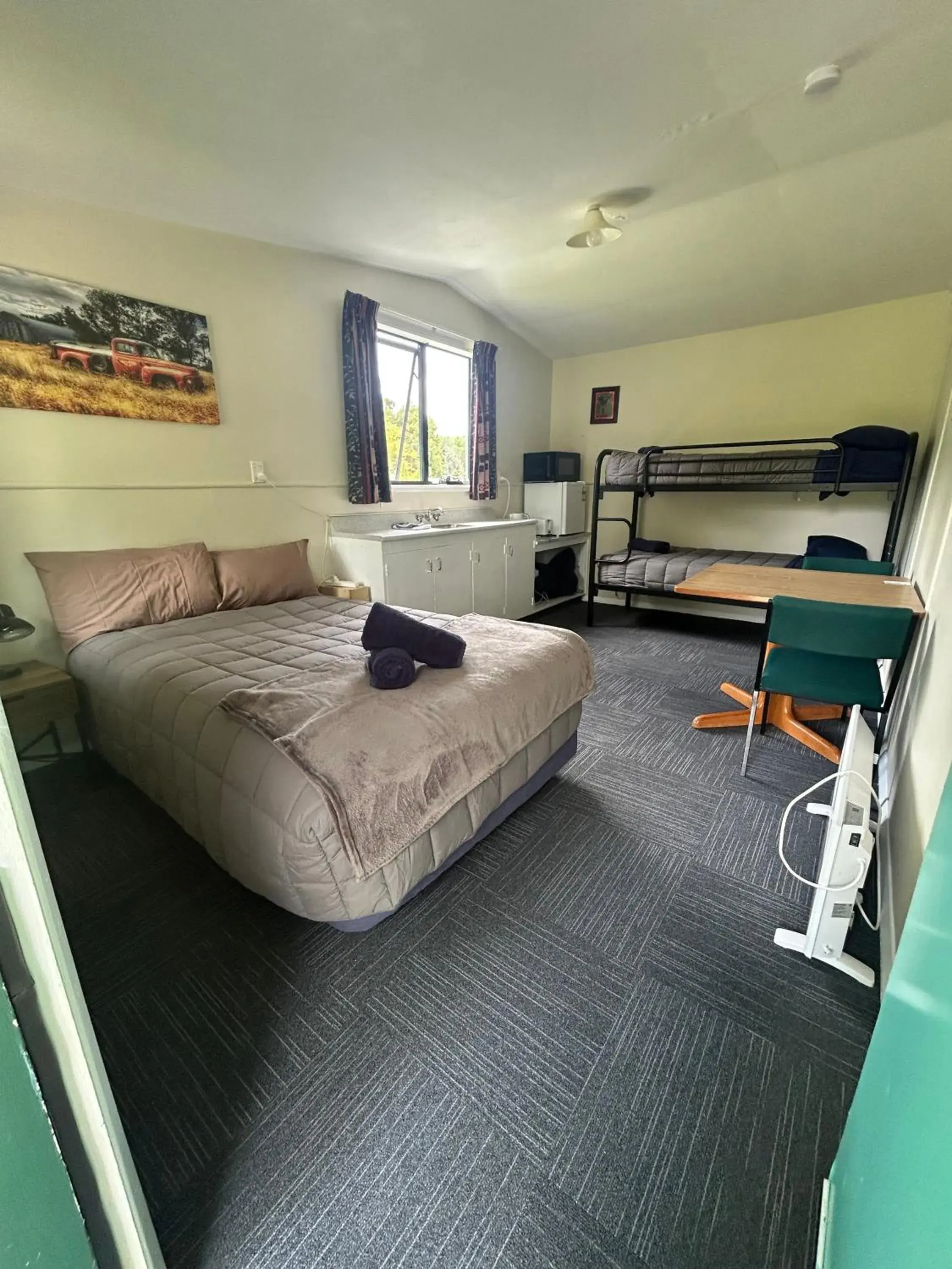 Basic Triple Room with Shared Bathroom in Kiwi Park Motels Basic Triple Room with Shared Bathroom in Kiwi Park Motels