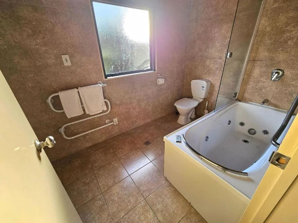 Shower in Kiwi Park Motels