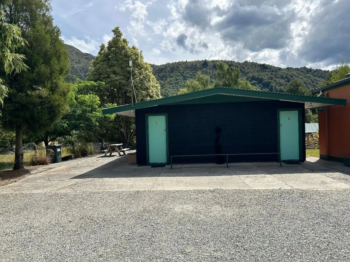 Property building in Kiwi Park Motels