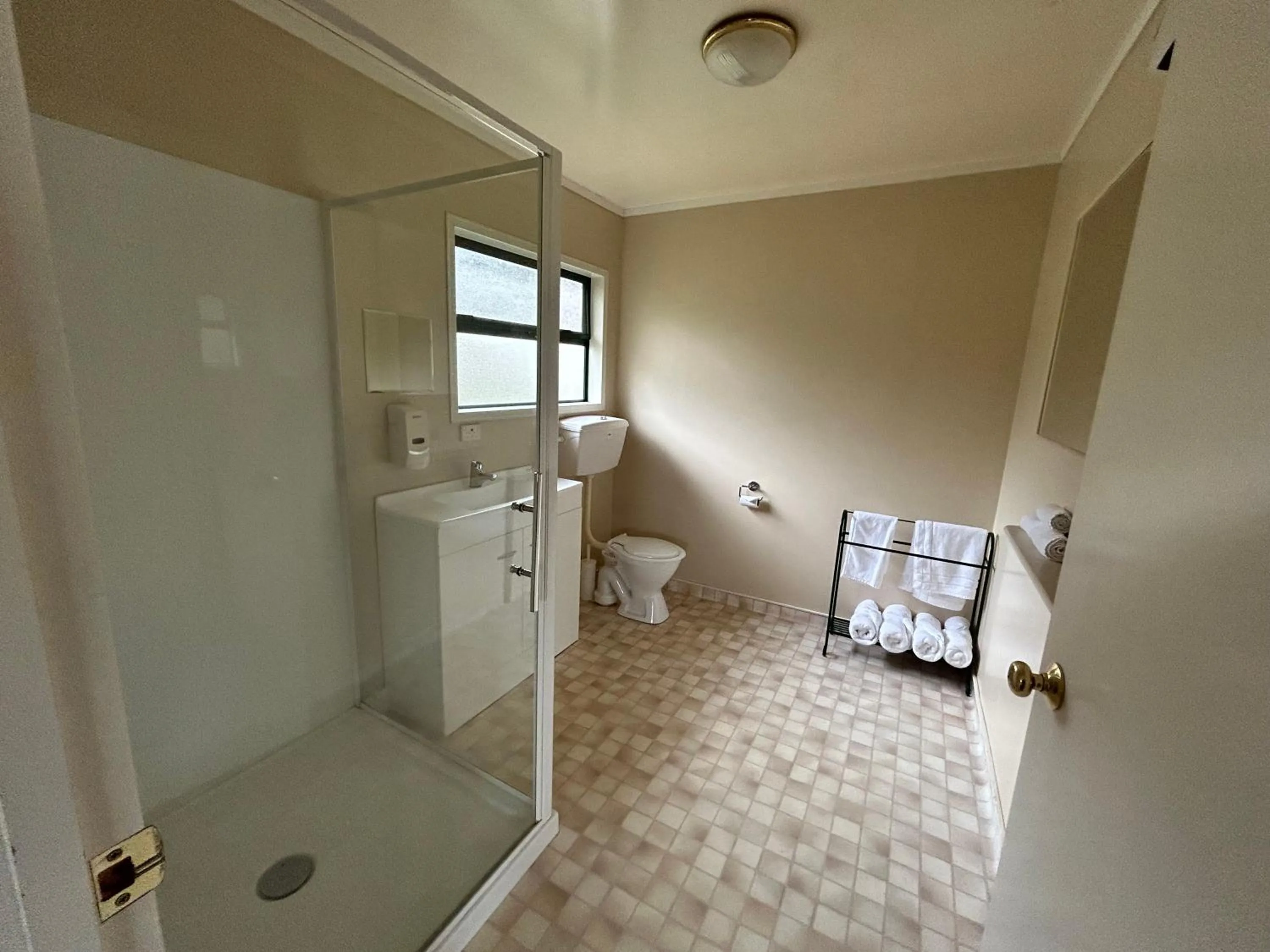 Shower in Kiwi Park Motels