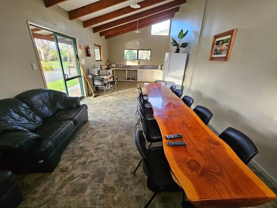 Communal lounge/ TV room in Kiwi Park Motels