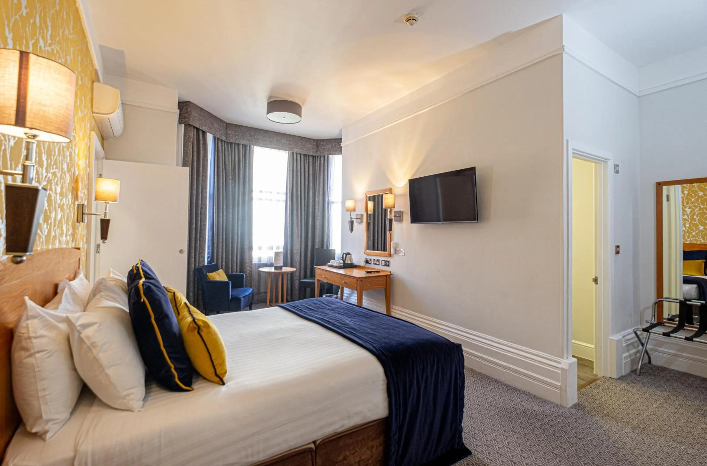 Bedroom, Bed in Durley Dean