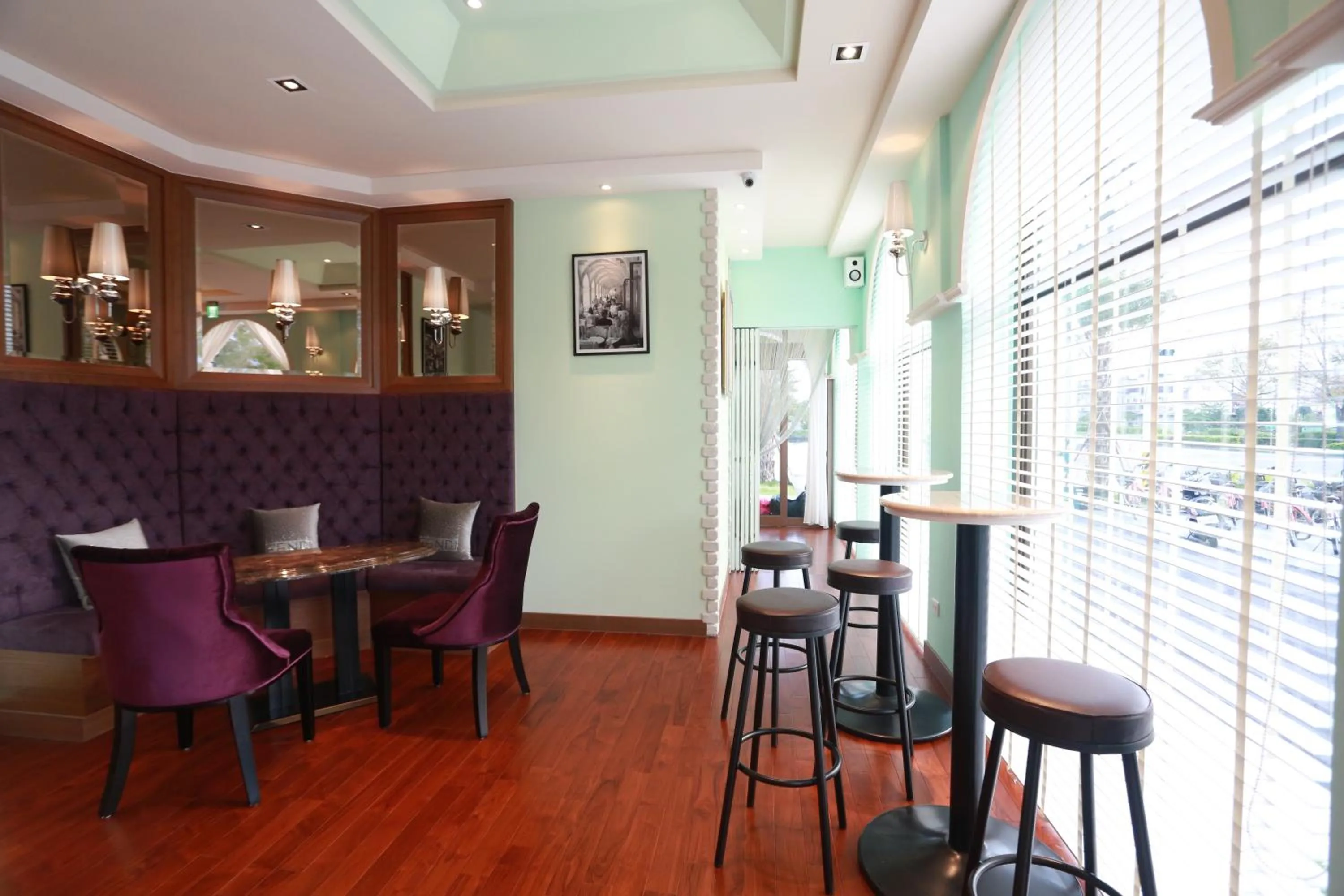 Restaurant/places to eat in Aleex Villa