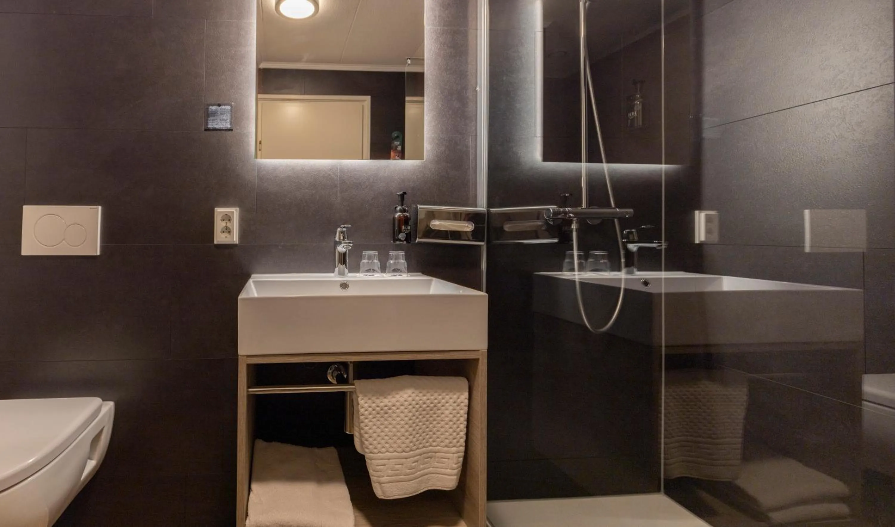 Bathroom in Fletcher Hotel-Restaurant Langewold