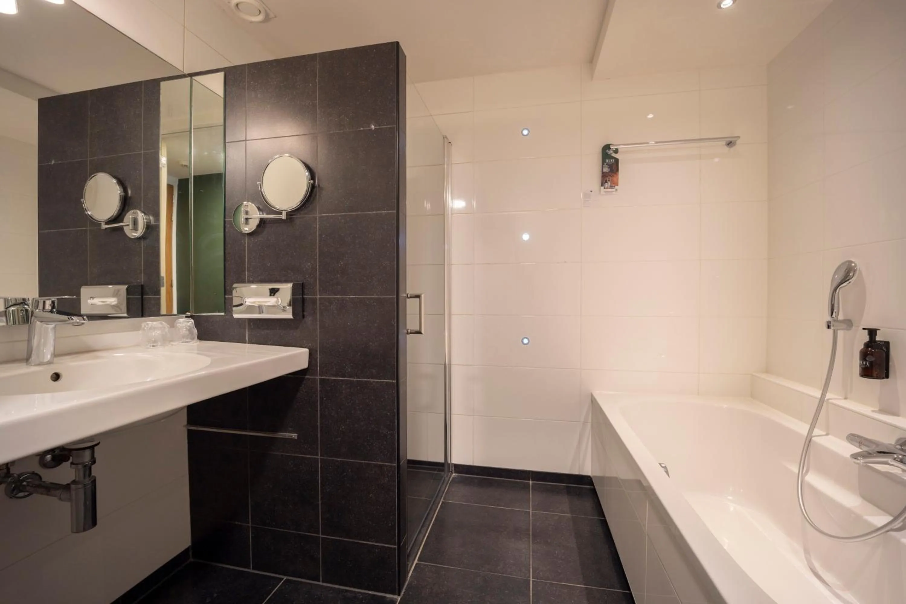 Bathroom in Fletcher Hotel-Restaurant Langewold