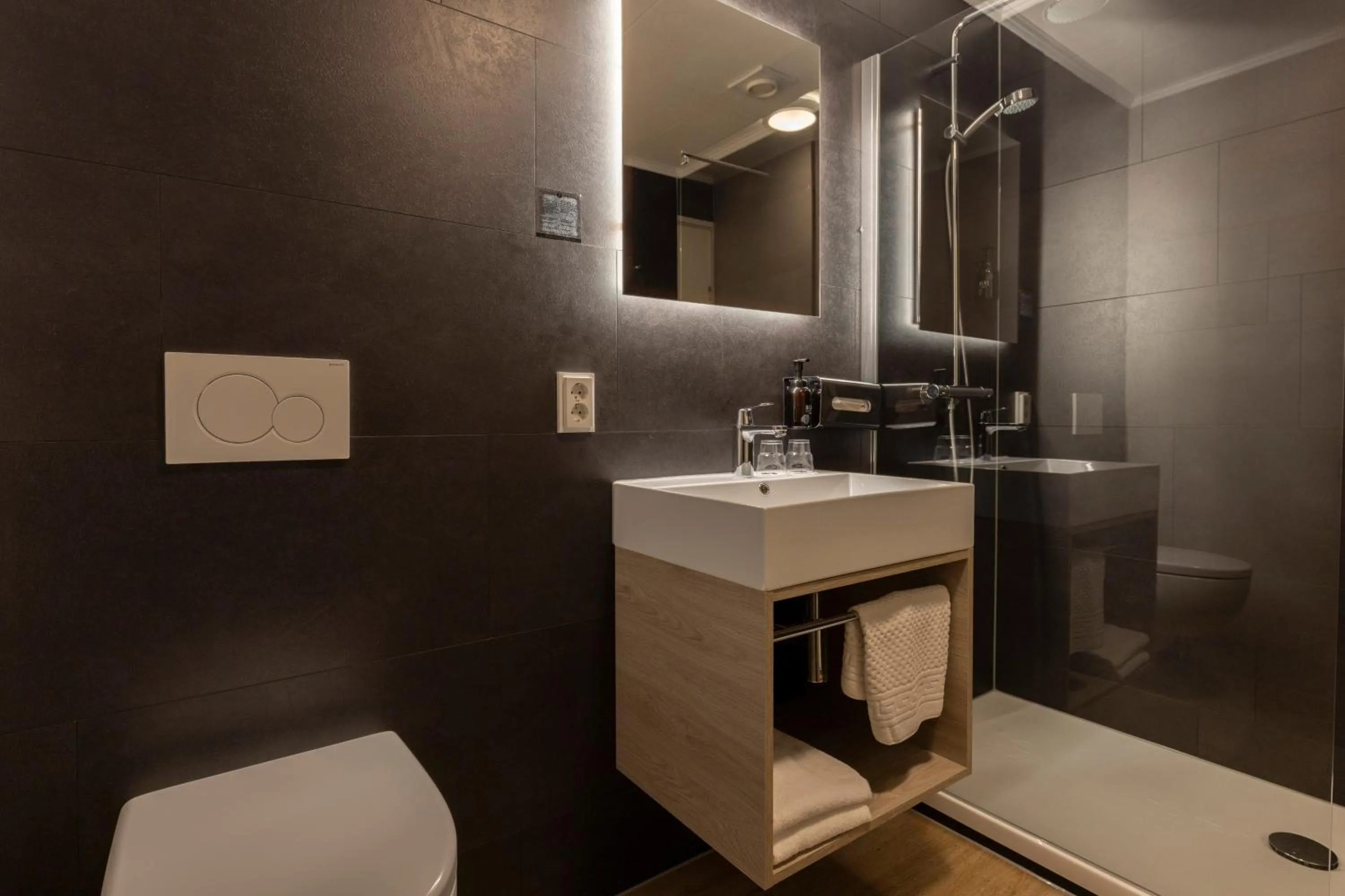 Shower in Fletcher Hotel-Restaurant Langewold