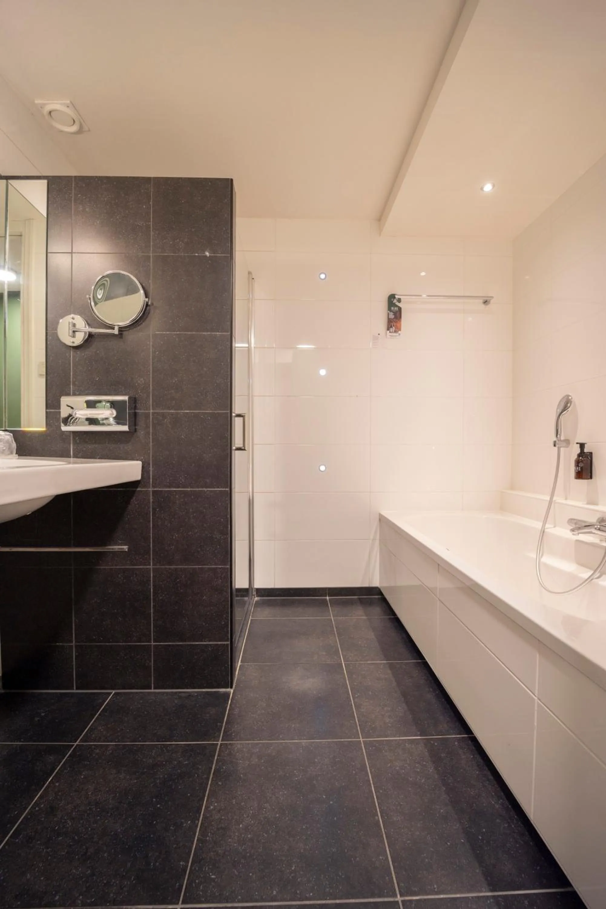 Bathroom in Fletcher Hotel-Restaurant Langewold