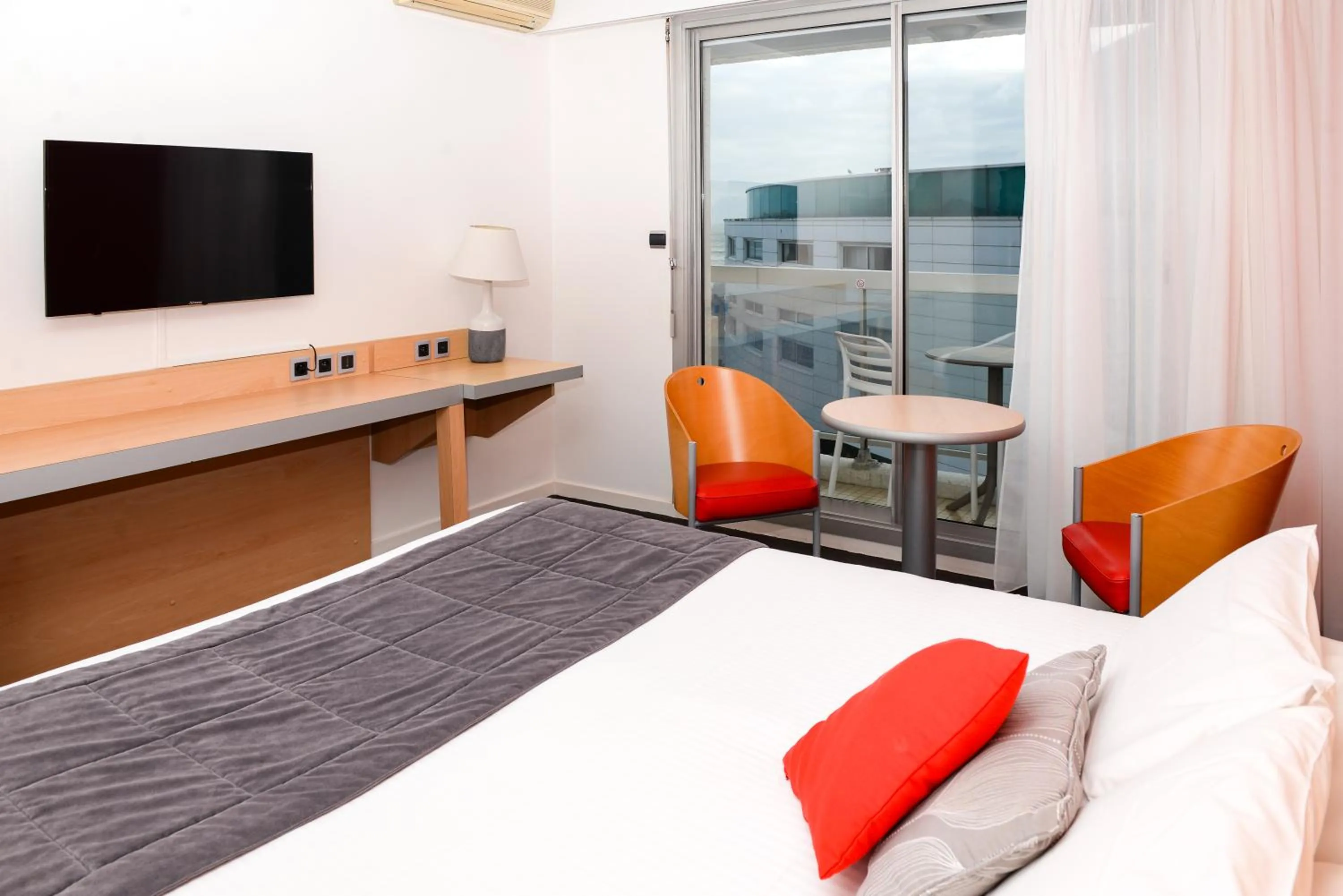 Seating area, Bed in Kyriad Prestige Les Sables d'Olonne - Plage - Centre des Congrès