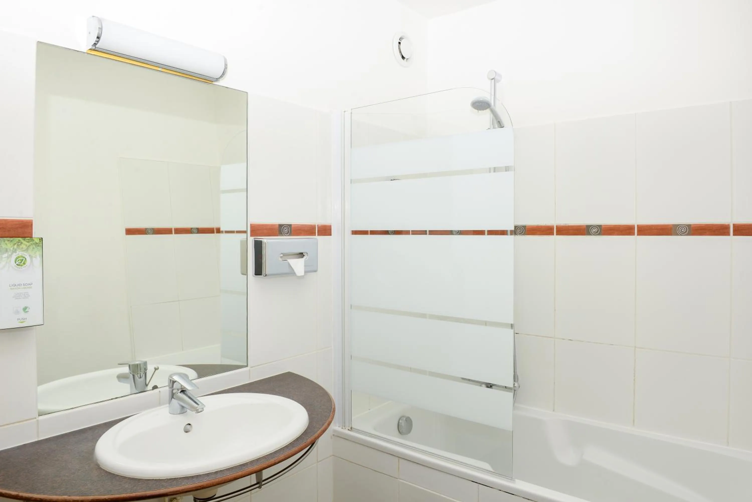 Bathroom in Kyriad Prestige Les Sables d'Olonne - Plage - Centre des Congrès