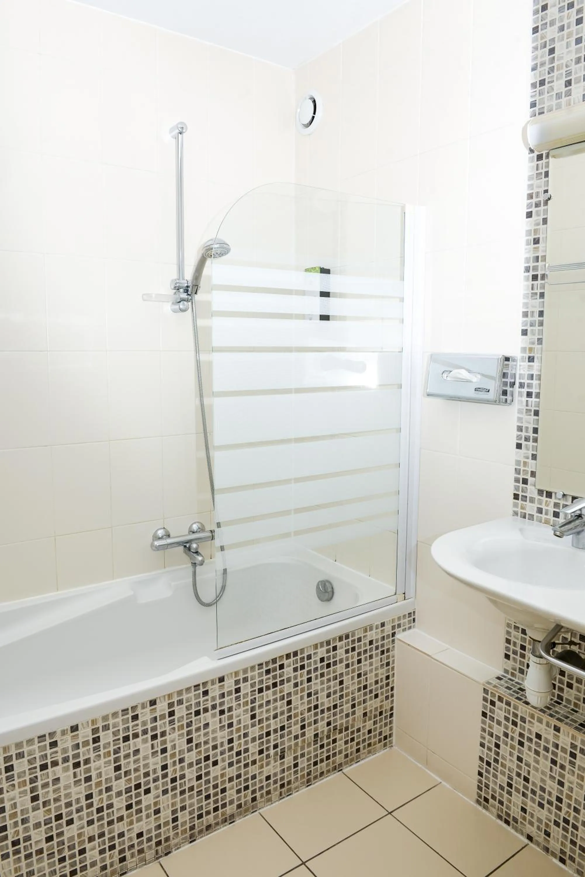 Bathroom in Kyriad Prestige Les Sables d'Olonne - Plage - Centre des Congrès