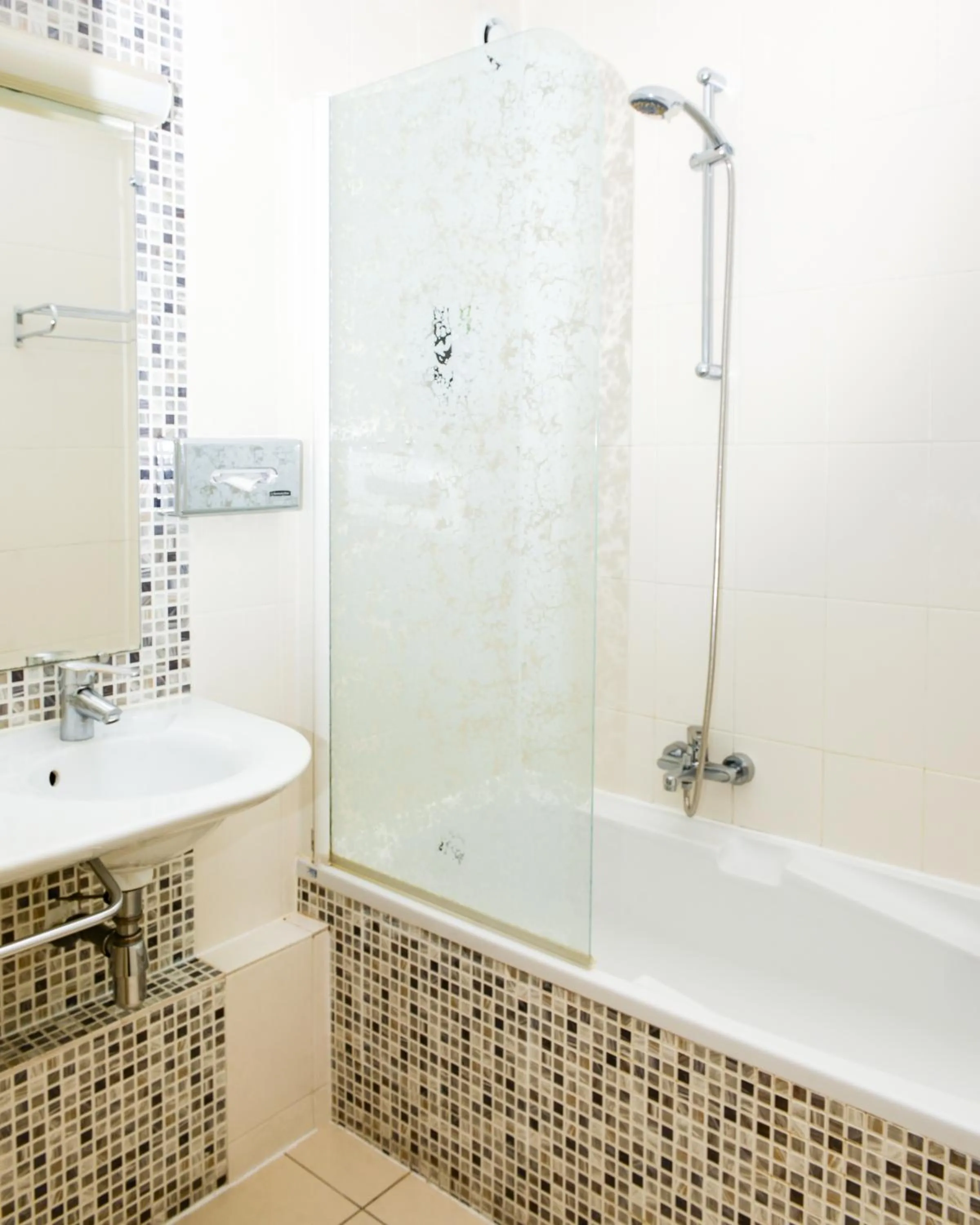 Bathroom in Kyriad Prestige Les Sables d'Olonne - Plage - Centre des Congrès