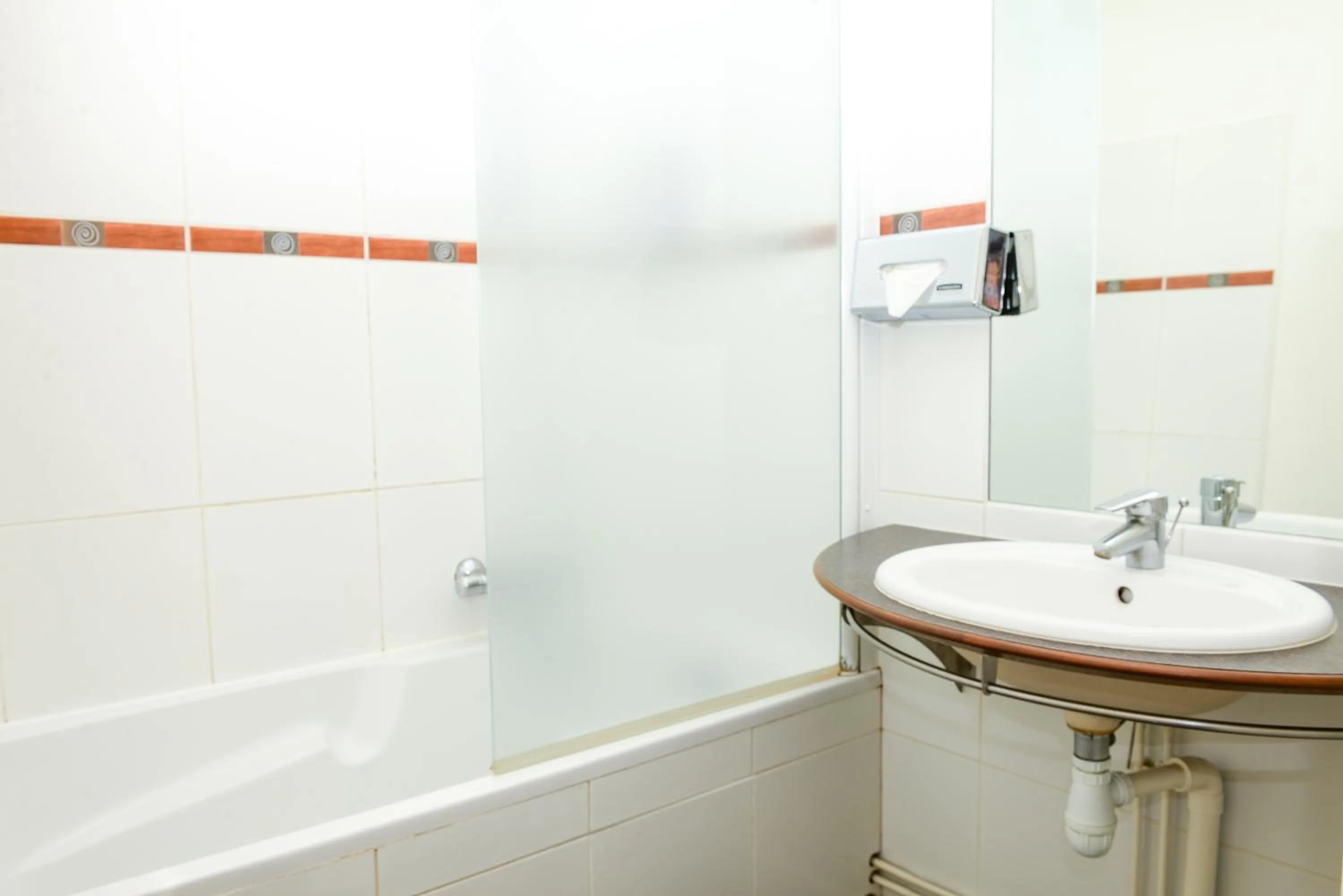 Bathroom in Kyriad Prestige Les Sables d'Olonne - Plage - Centre des Congrès