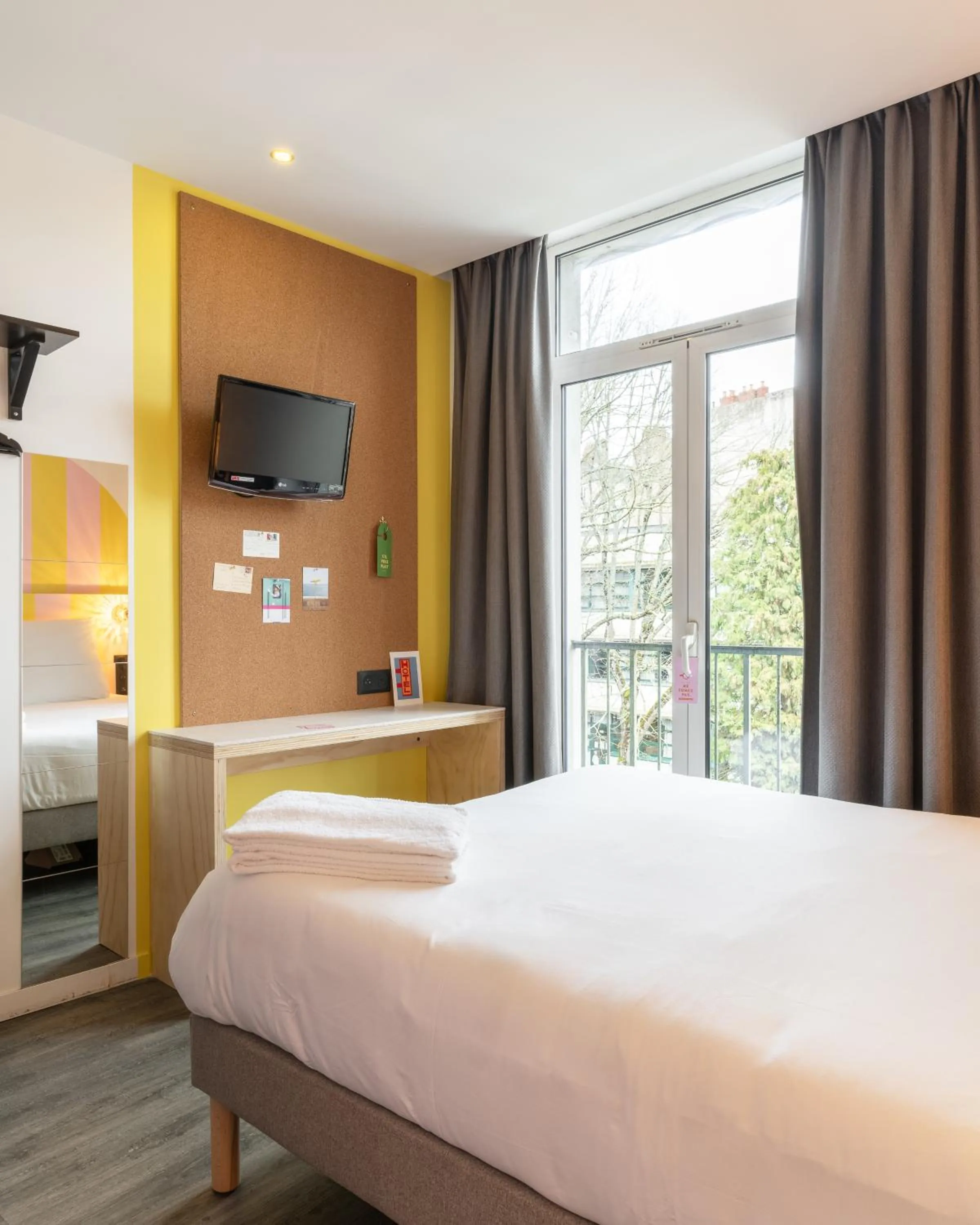 Bedroom, Bed in DEMAIN Hôtel