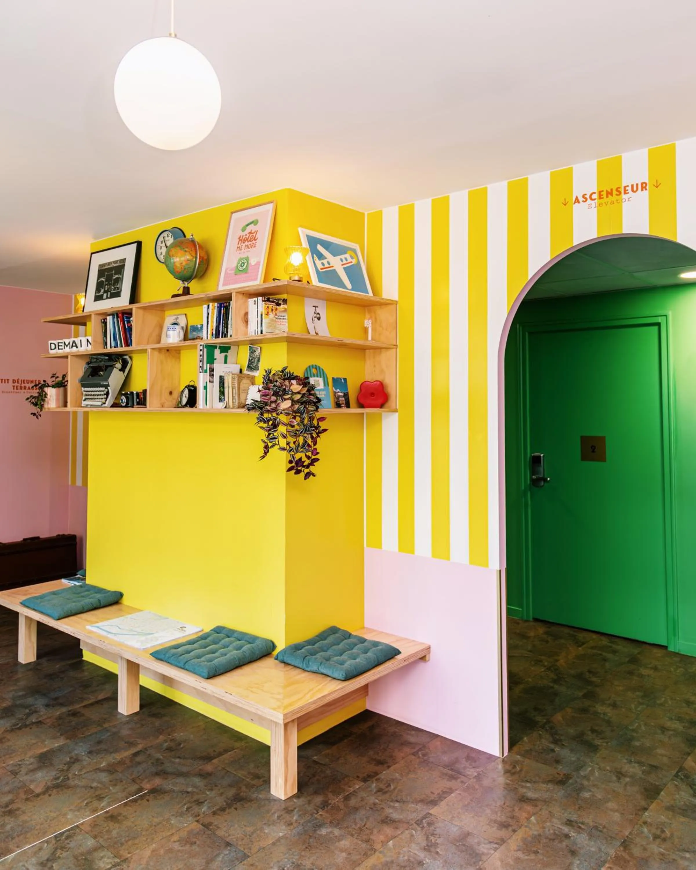 Lobby or reception in DEMAIN Hôtel