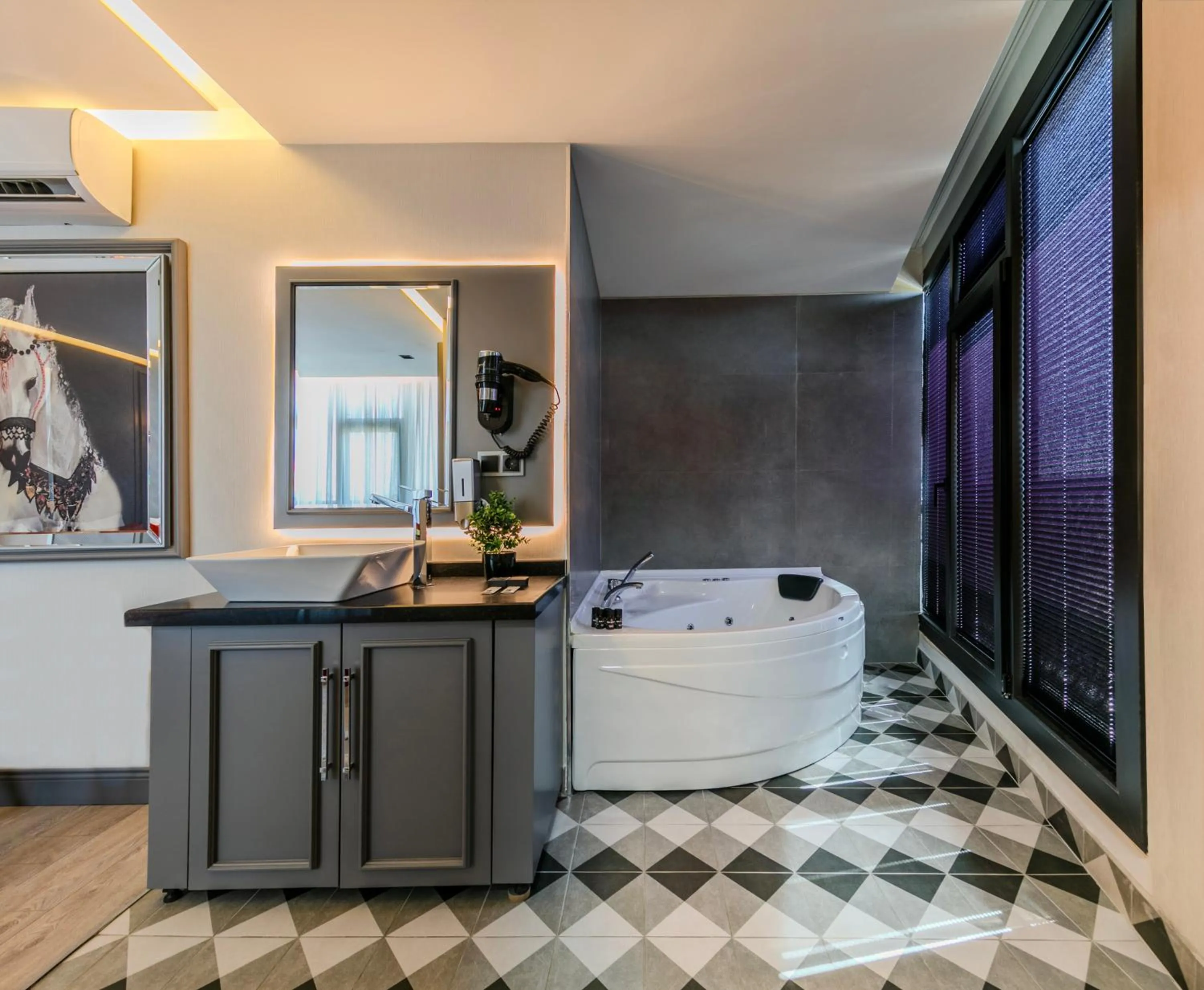 Hot Tub in Atar Airport Hotel - Spa & Wellness