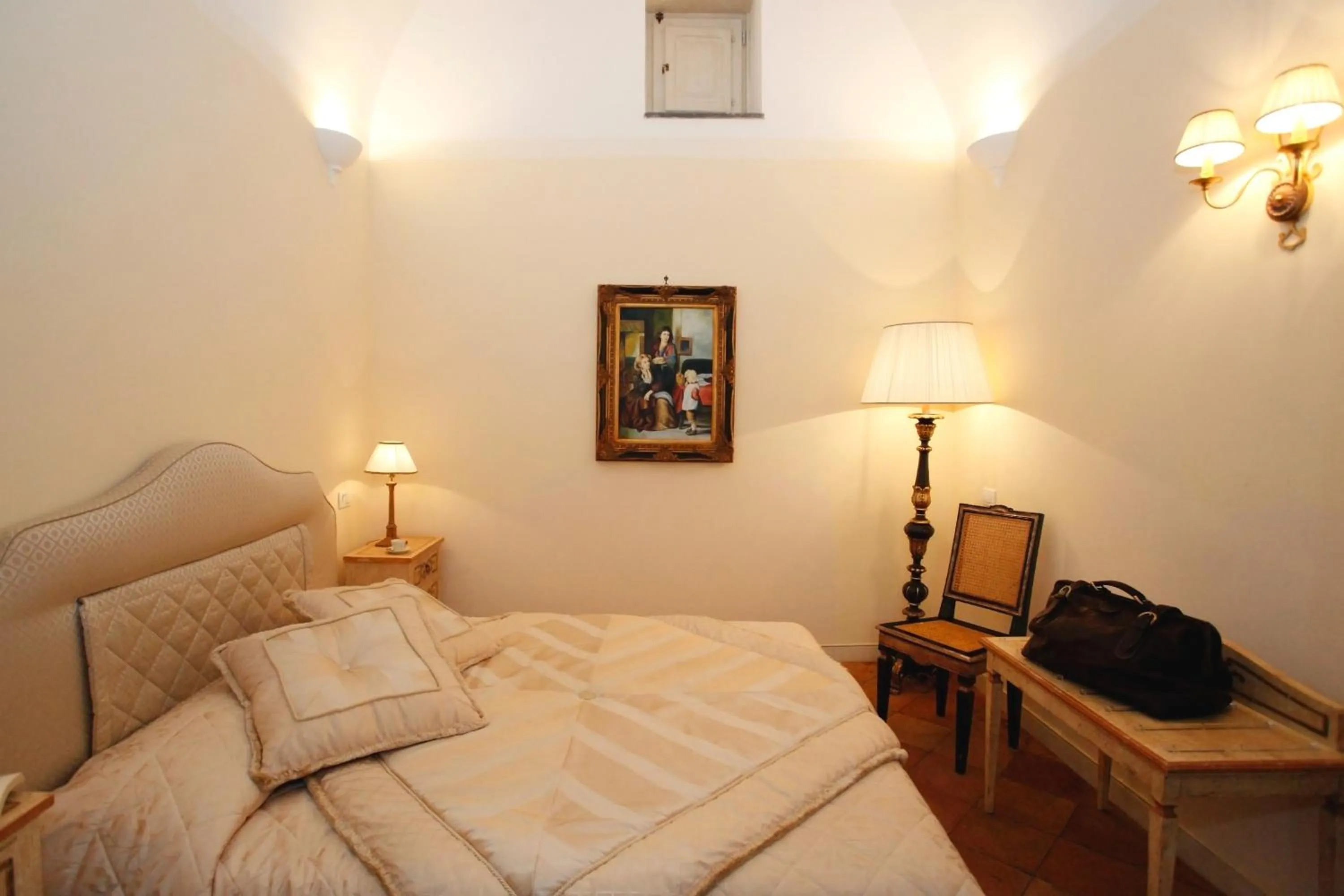 Bedroom, Bed in Villa Alba d'Oro - Historic luxury villa