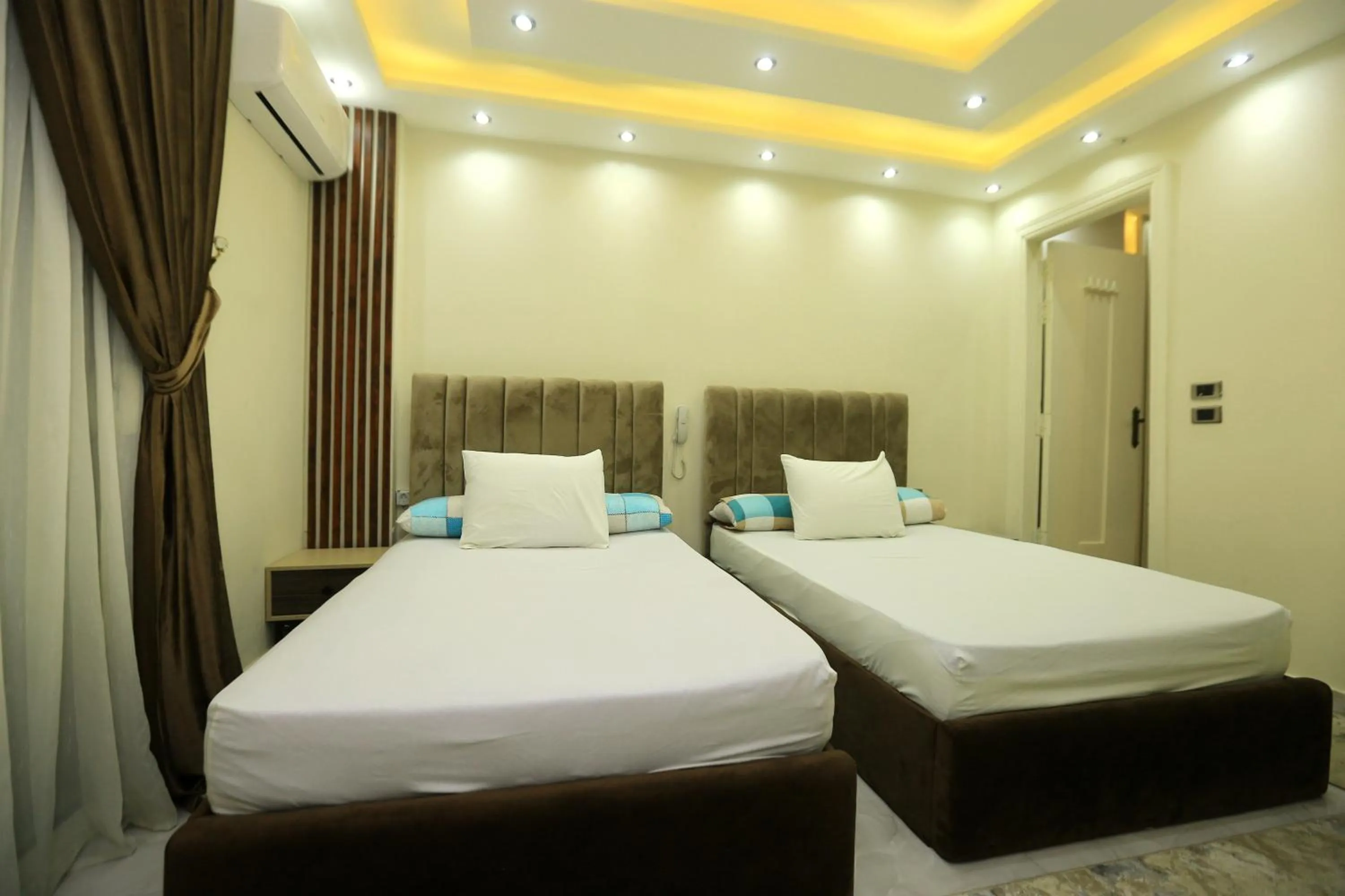 Bed in fabulous view pyramids inn hotel