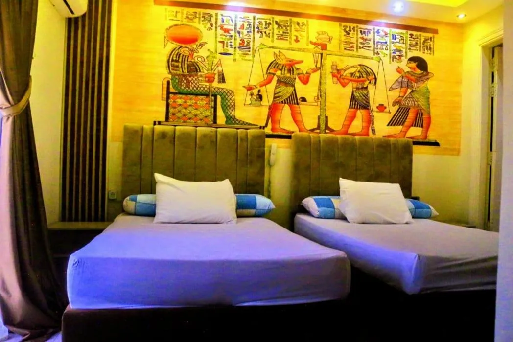 Bed in fabulous view pyramids inn hotel