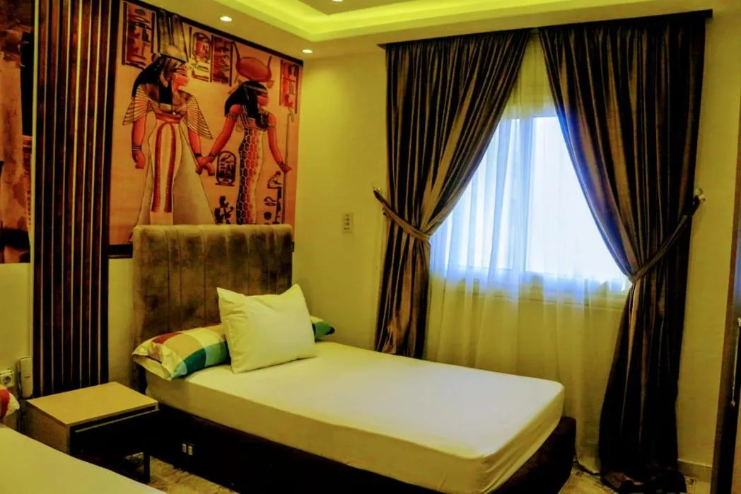 Bed in fabulous view pyramids inn hotel