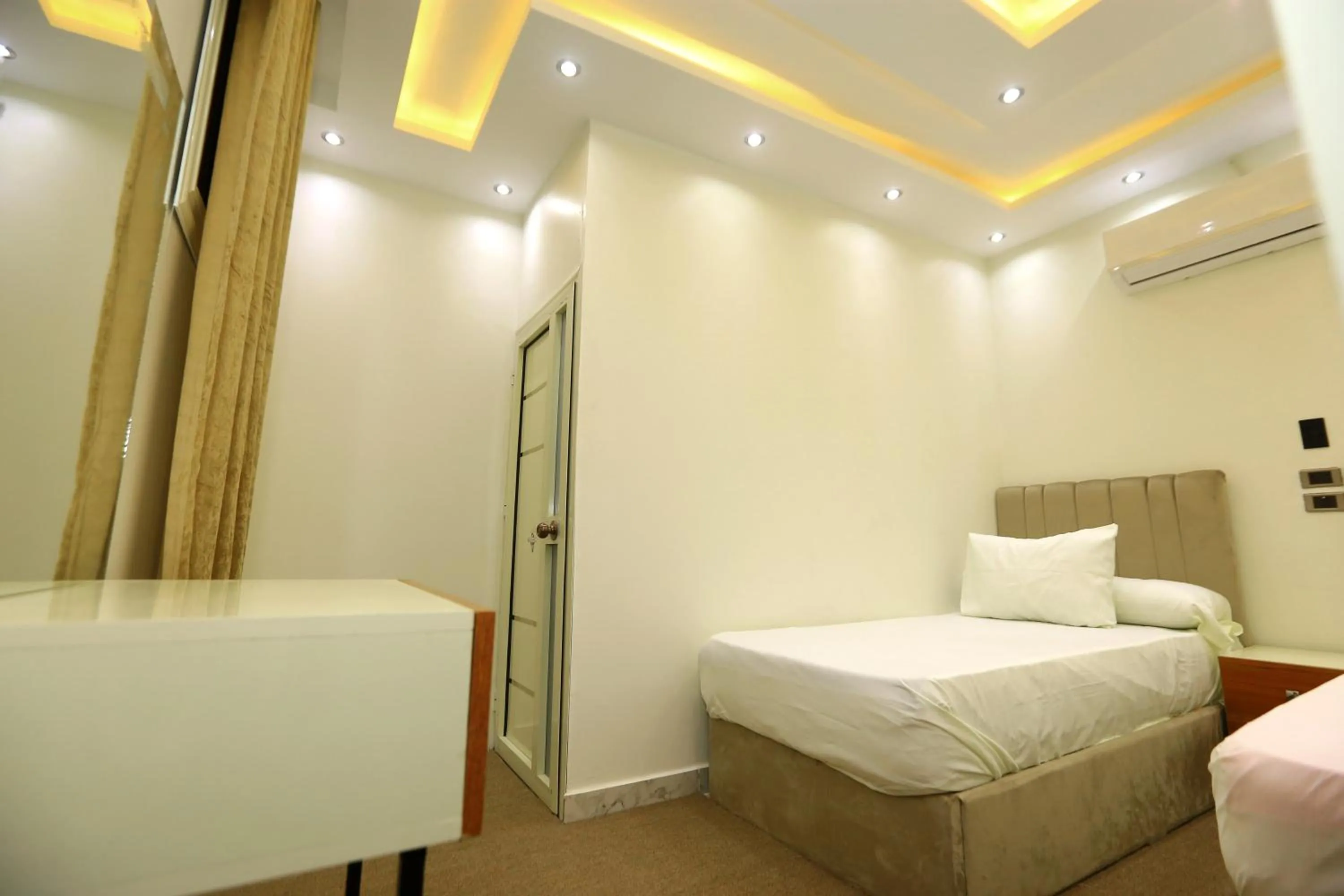 Bed in fabulous view pyramids inn hotel