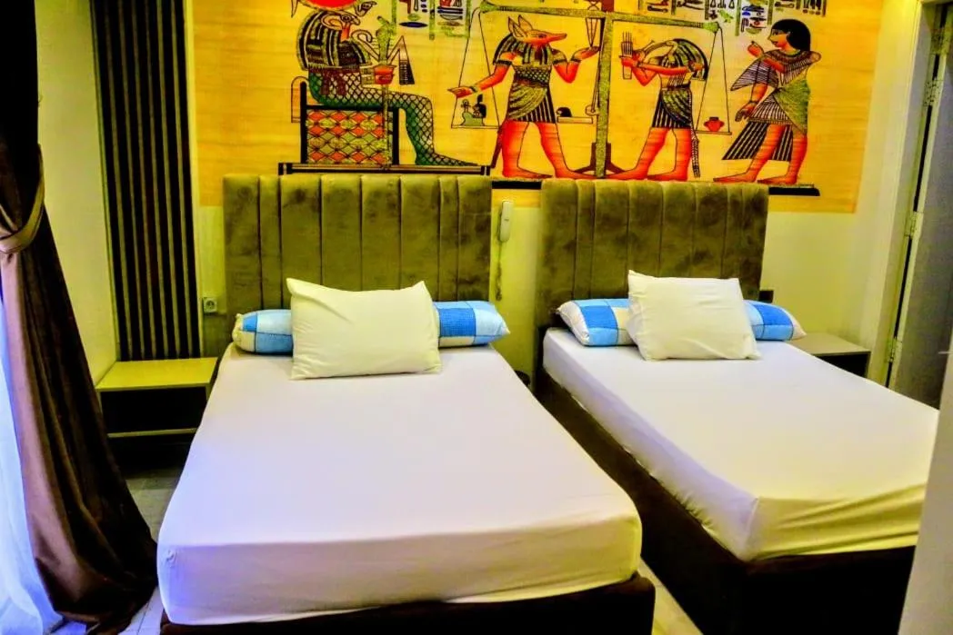 Bed in fabulous view pyramids inn hotel