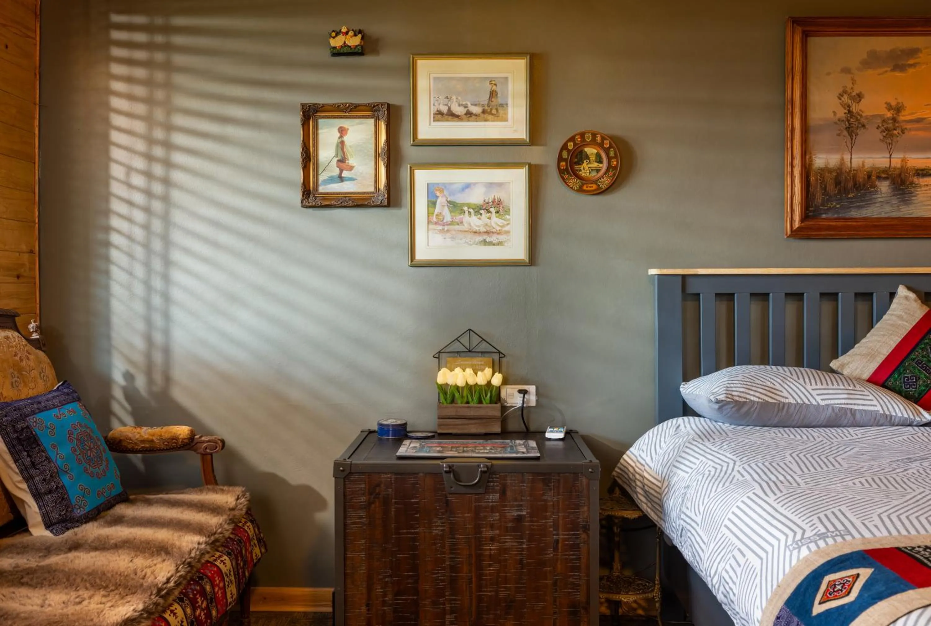 Seating area, Bed in Ta Phin Cottage