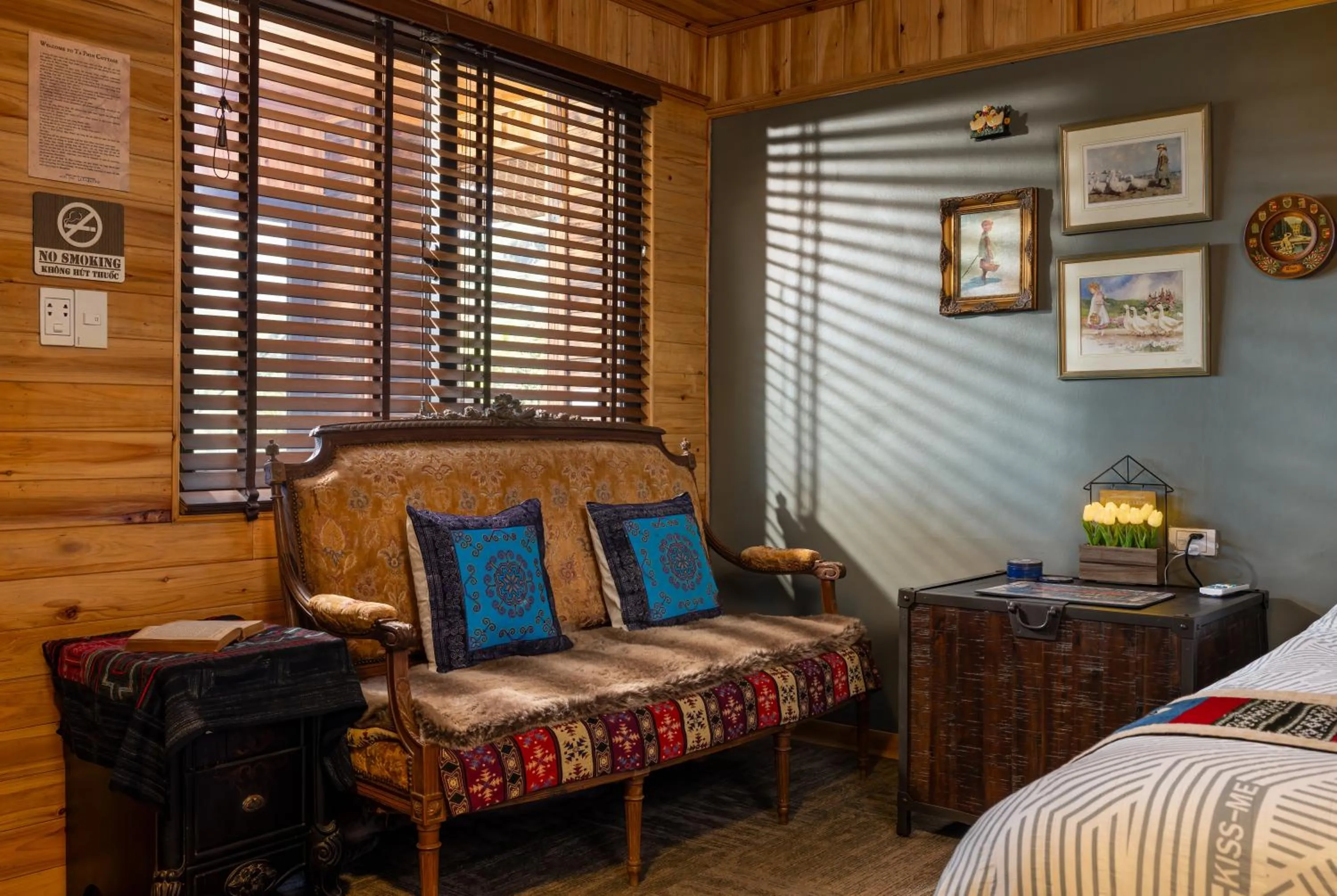 Seating area, Bed in Ta Phin Cottage