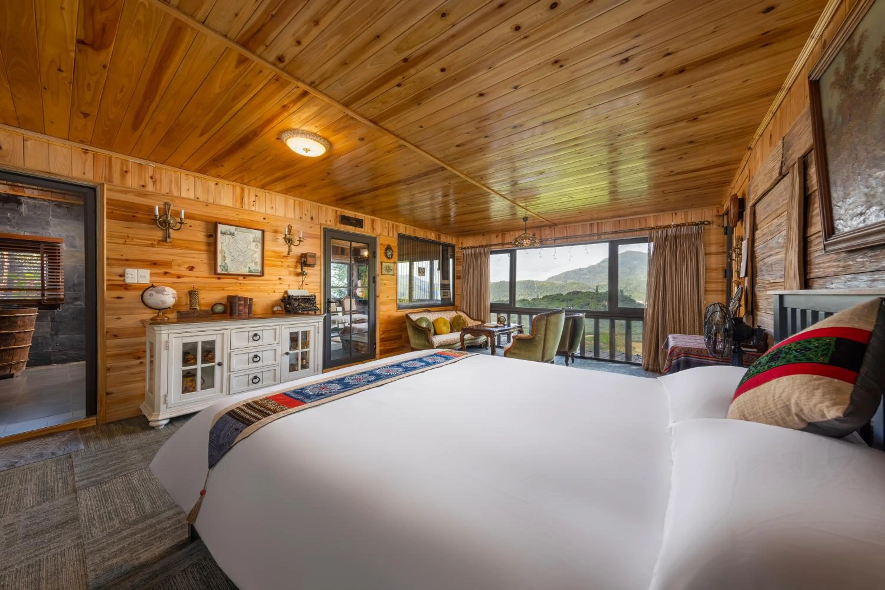 Photo of the whole room, Bed in Ta Phin Cottage