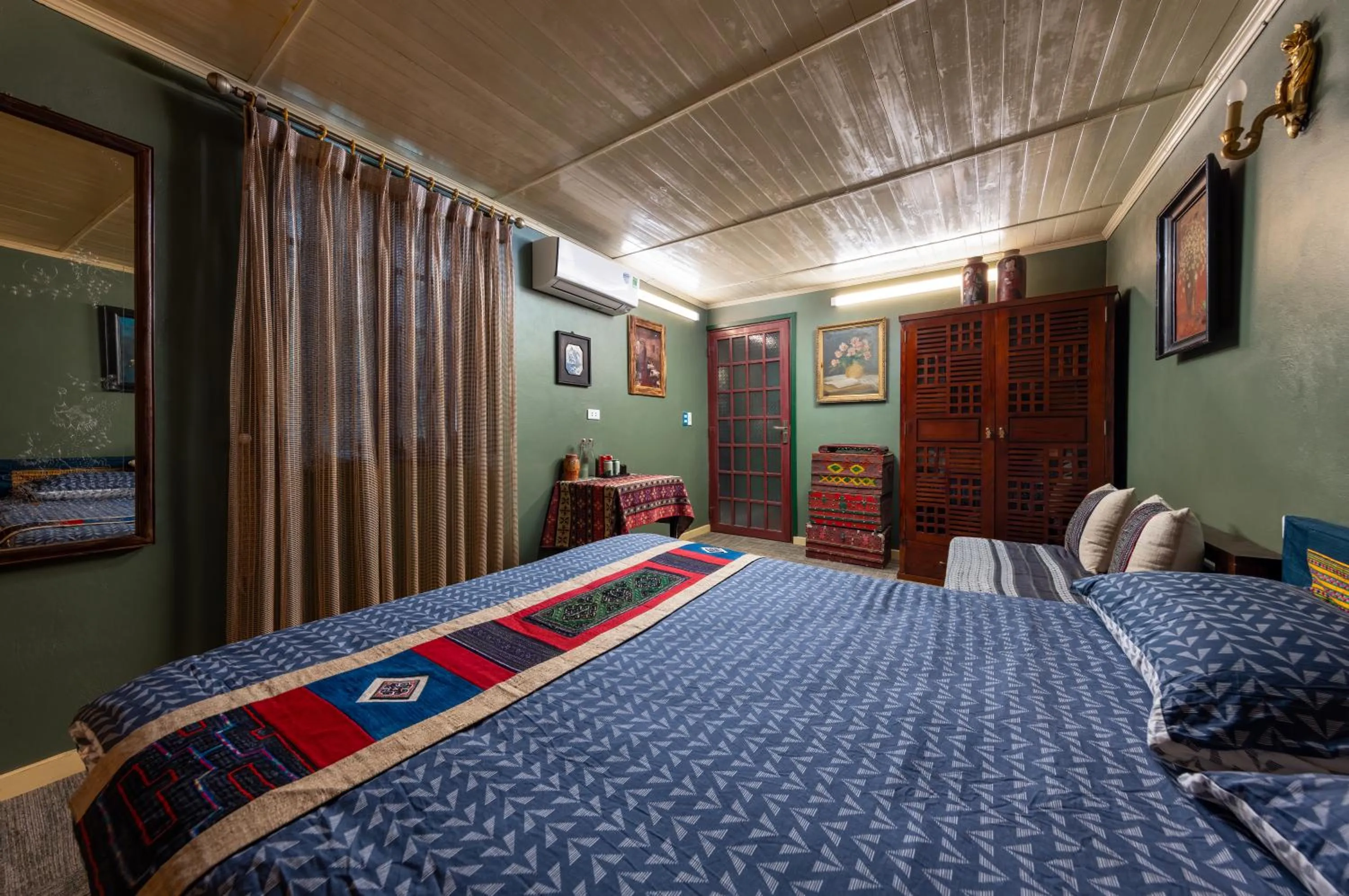 Photo of the whole room, Bed in Ta Phin Cottage