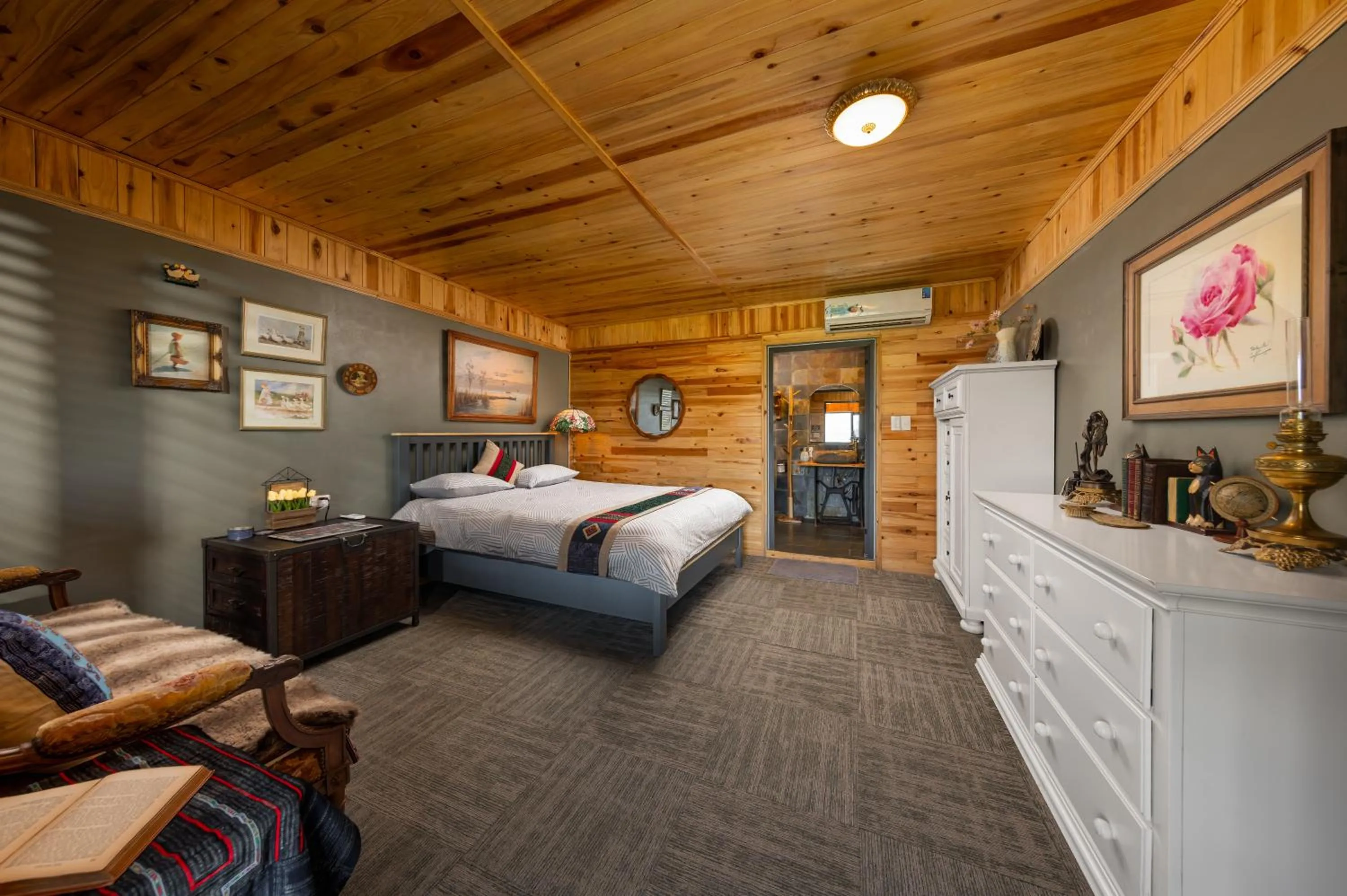 Photo of the whole room, Bed in Ta Phin Cottage