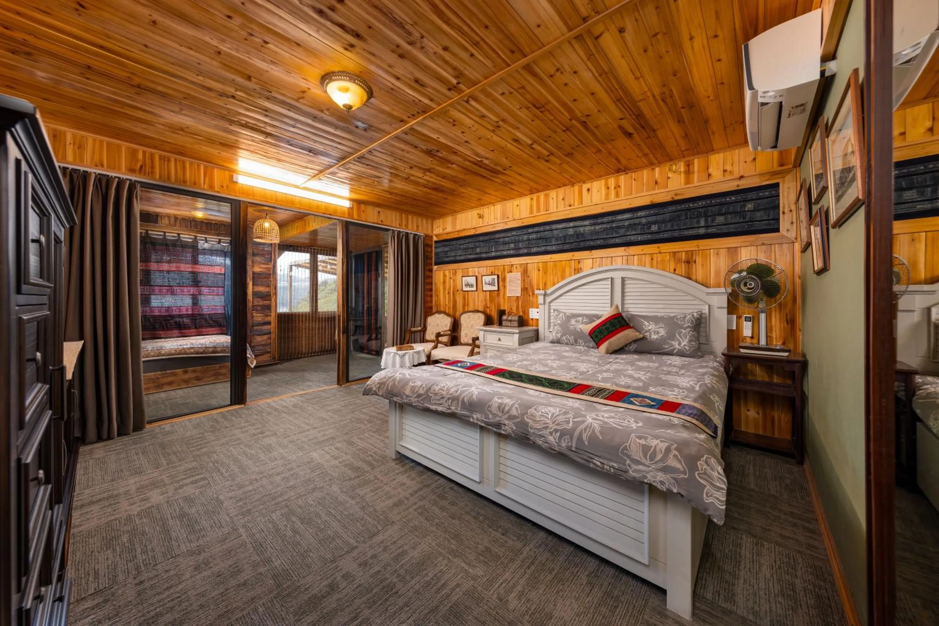 Photo of the whole room, Bed in Ta Phin Cottage