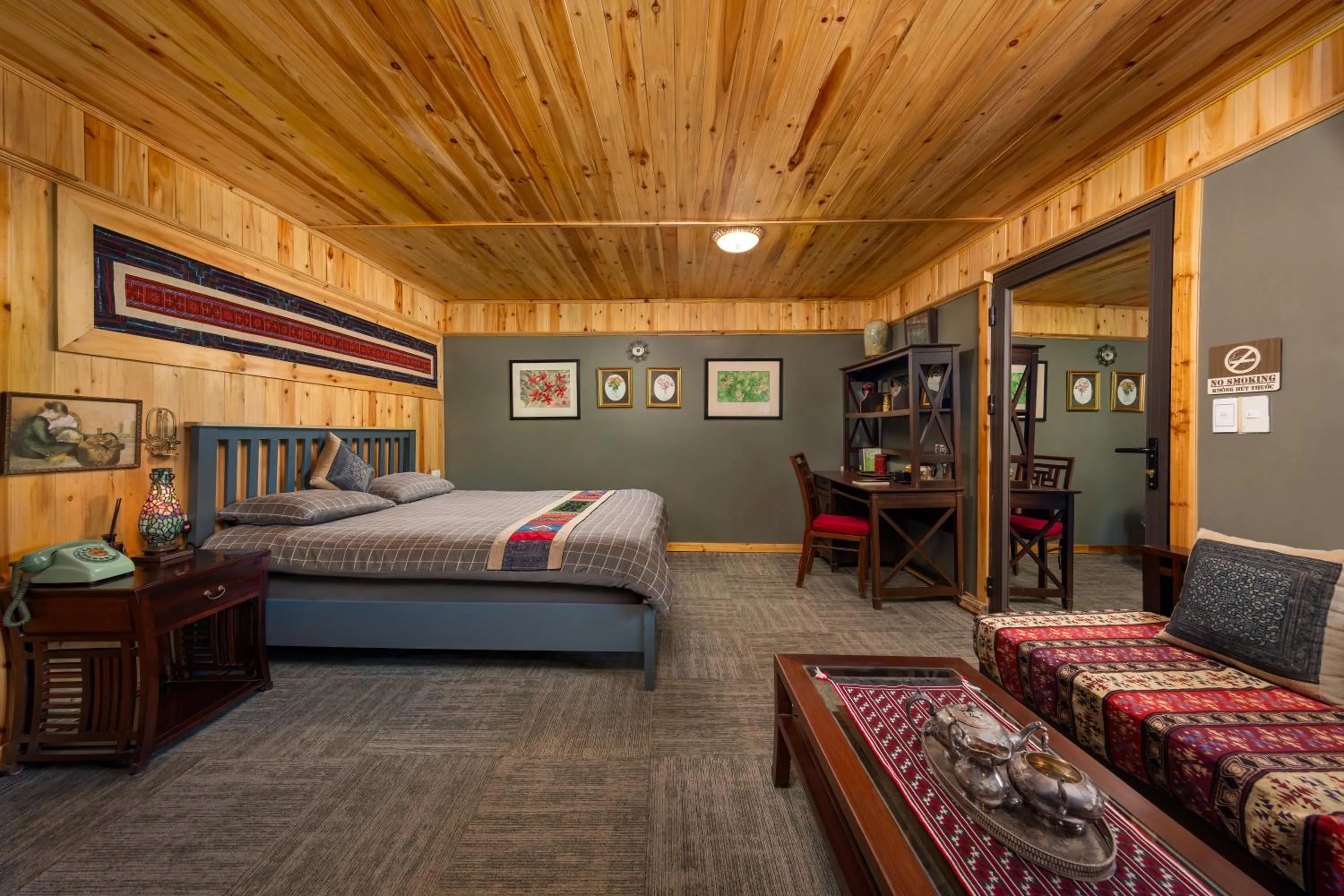 Photo of the whole room, Bed in Ta Phin Cottage